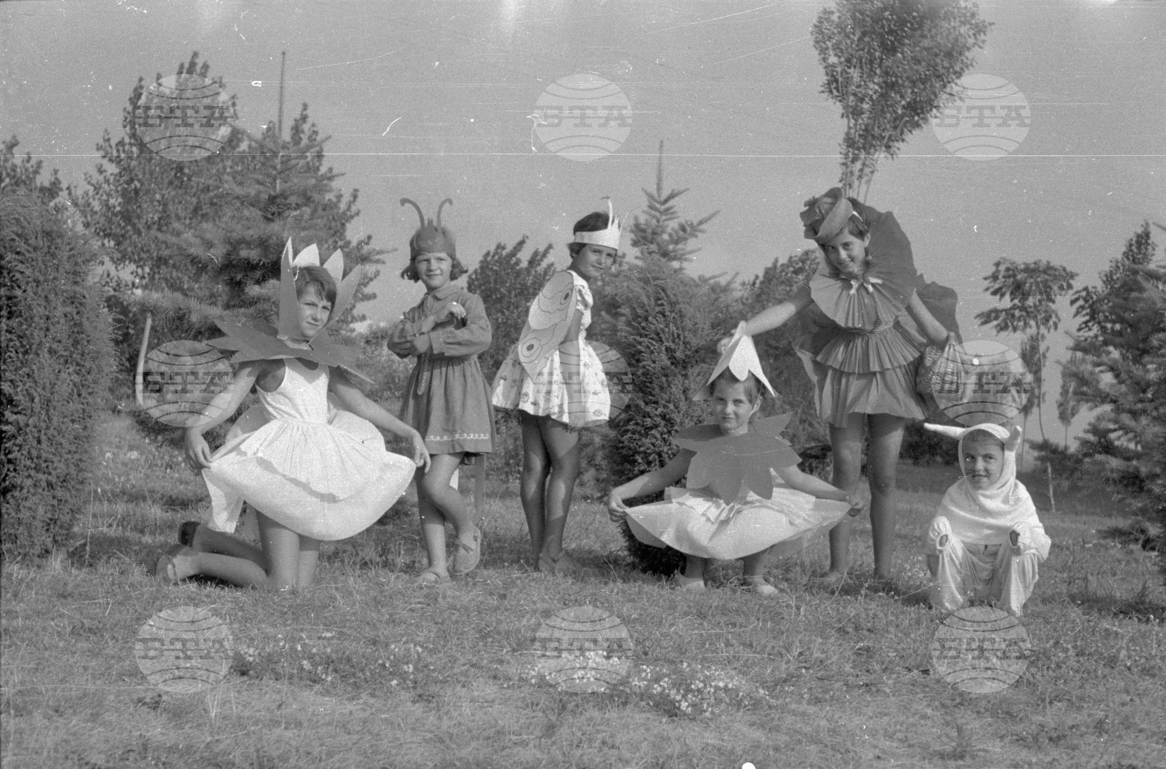 Пионери от Министерството на земеделието на плажа в Несебър 1962г