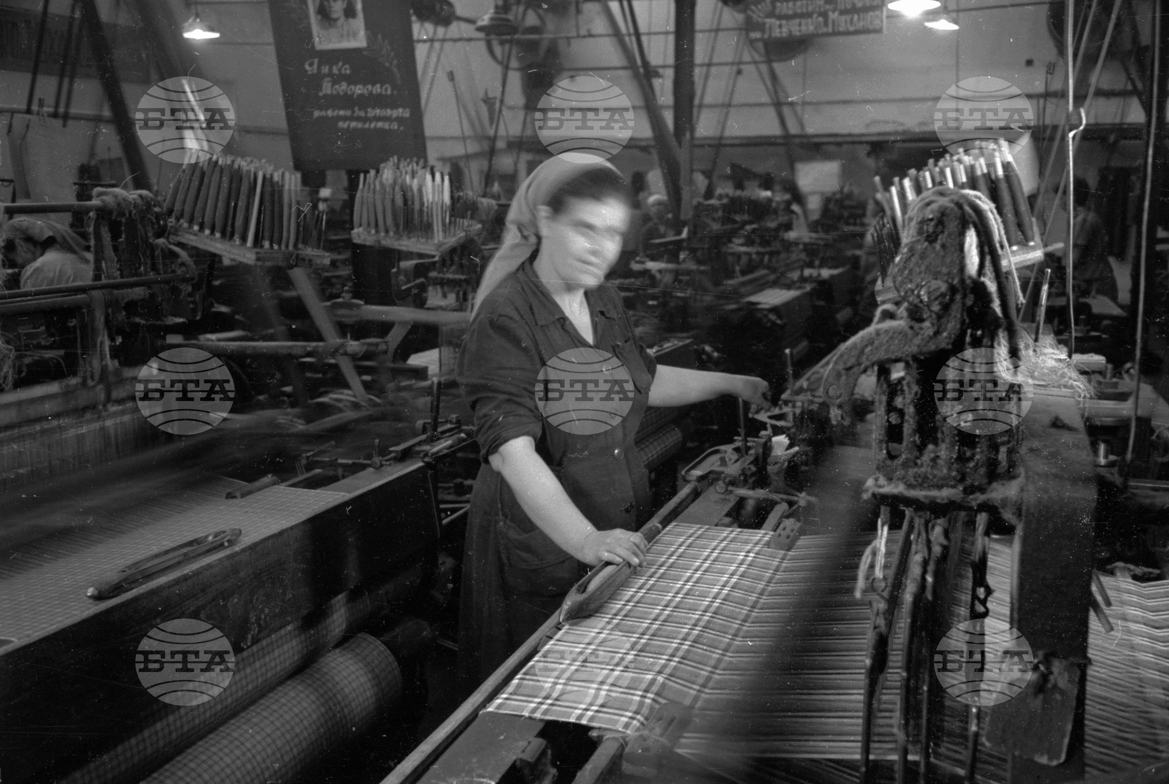 Из живота на работниците във ф-ка „1-ви май“ в Сталин (дн. Варна) - 1953 година