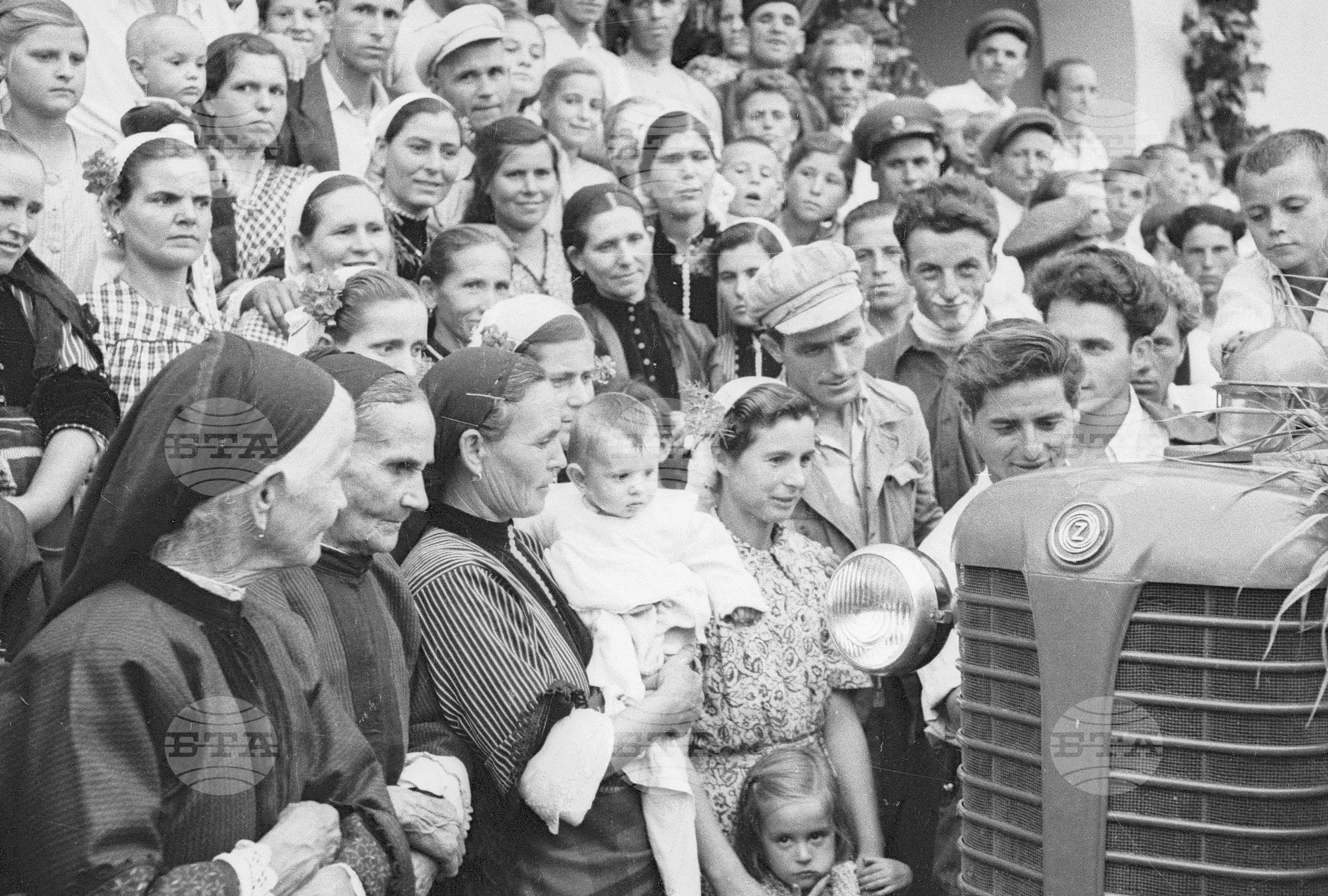 Подаряване на трактори в Поповица, 1951