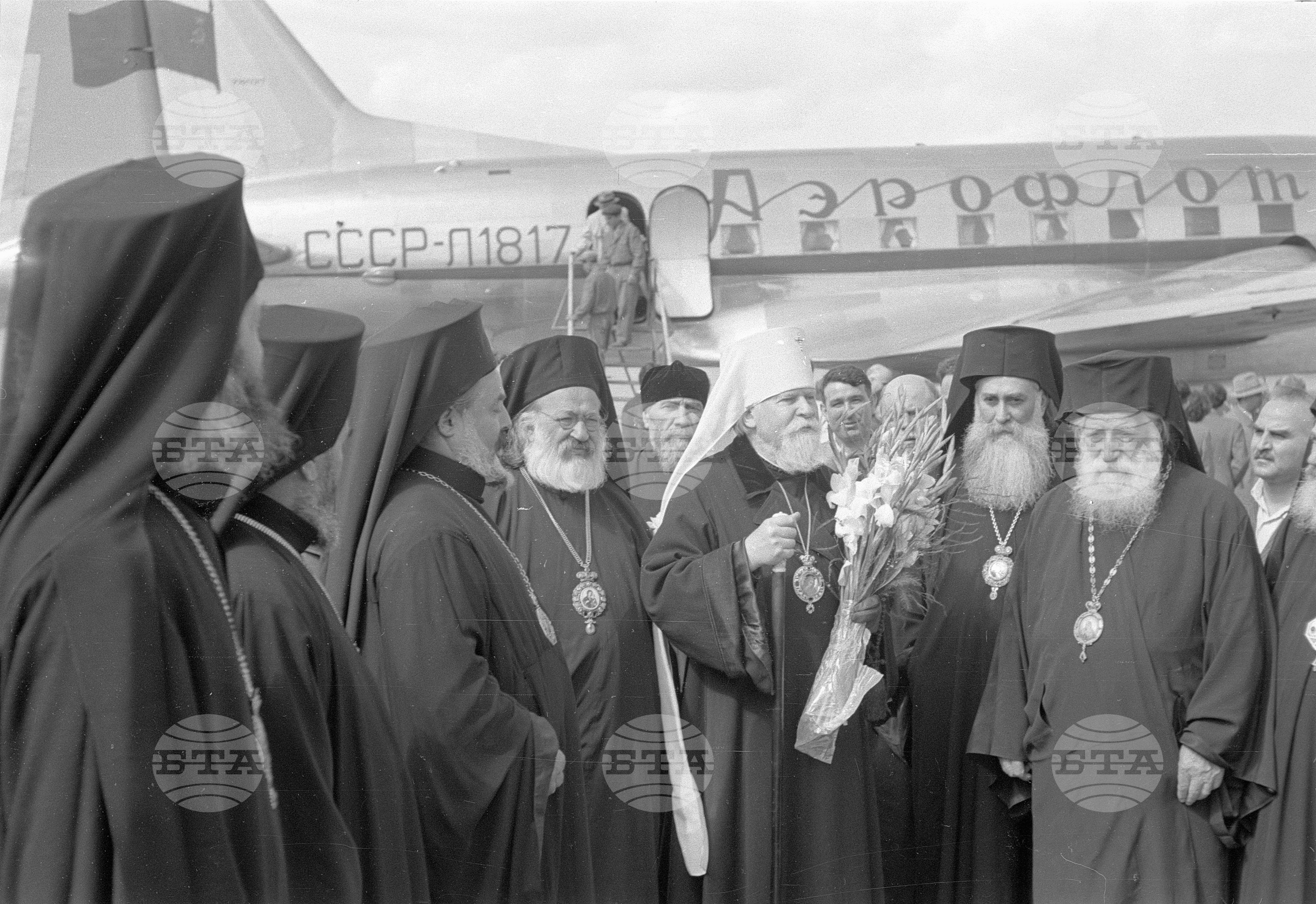 Посрещането на митрополит Николай  Крутицки и Коломенски на летище "Враждебна". Посрещането на културна делегация от Съветския съюз - Хачатурян и Филипенко, видни музикални дейци гостуващи у нас по случай прегледа на българското музикално творчество след 9 септември 1944 година
