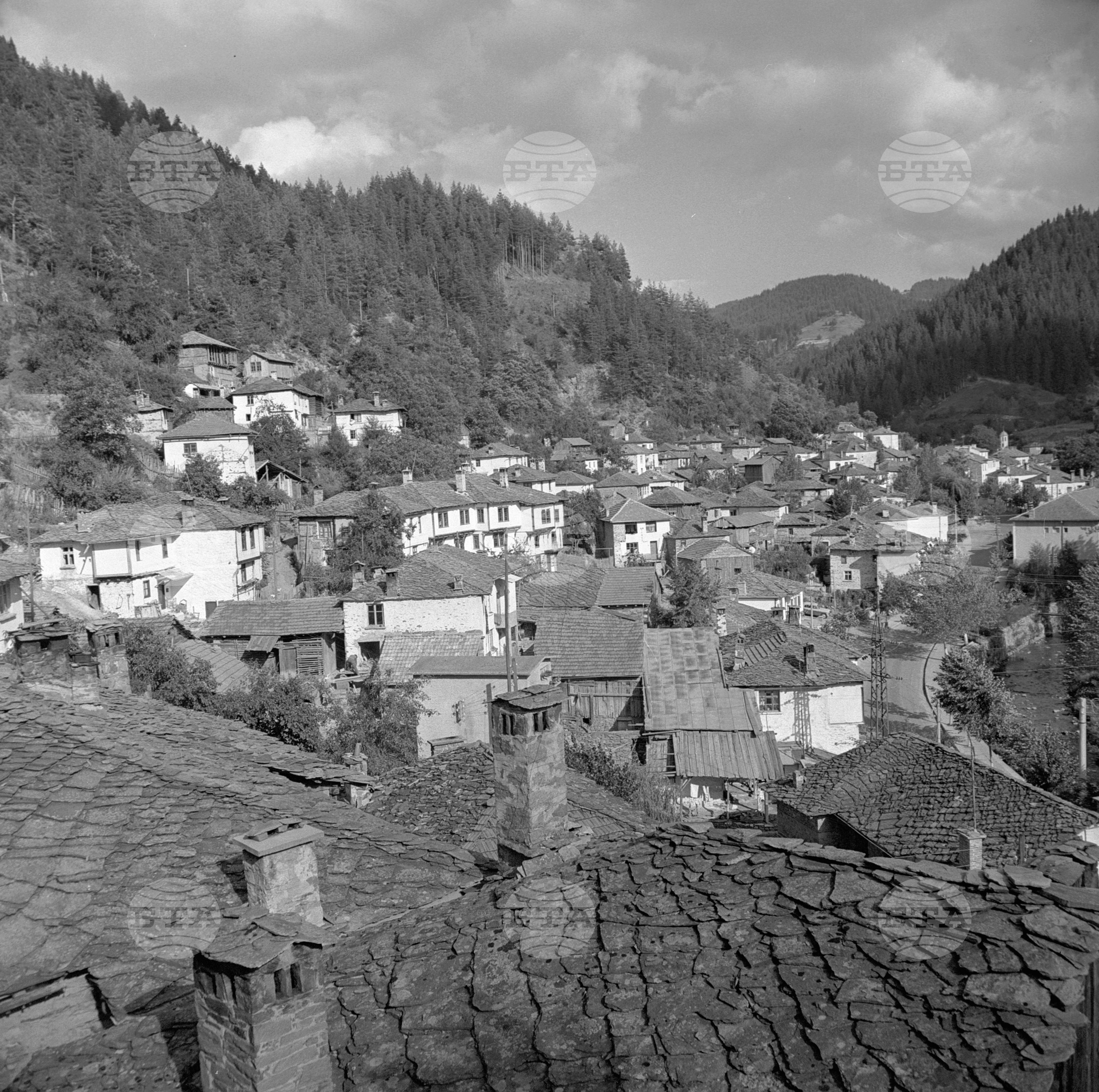 Изгледи от село Широка лъка, Смолянско