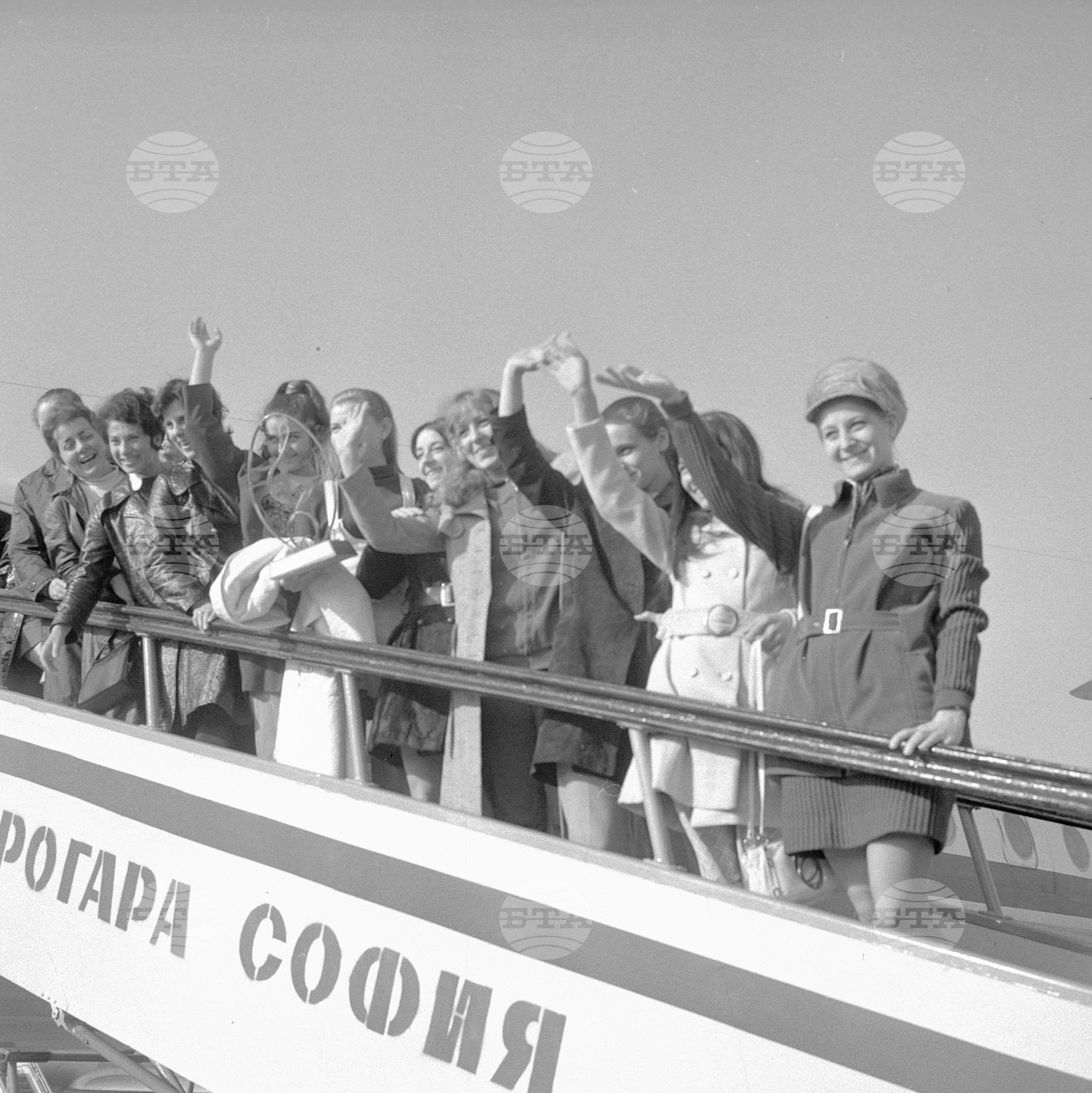 Посрещане на аерогара София на българските гимнастички при завръщането им от Куба