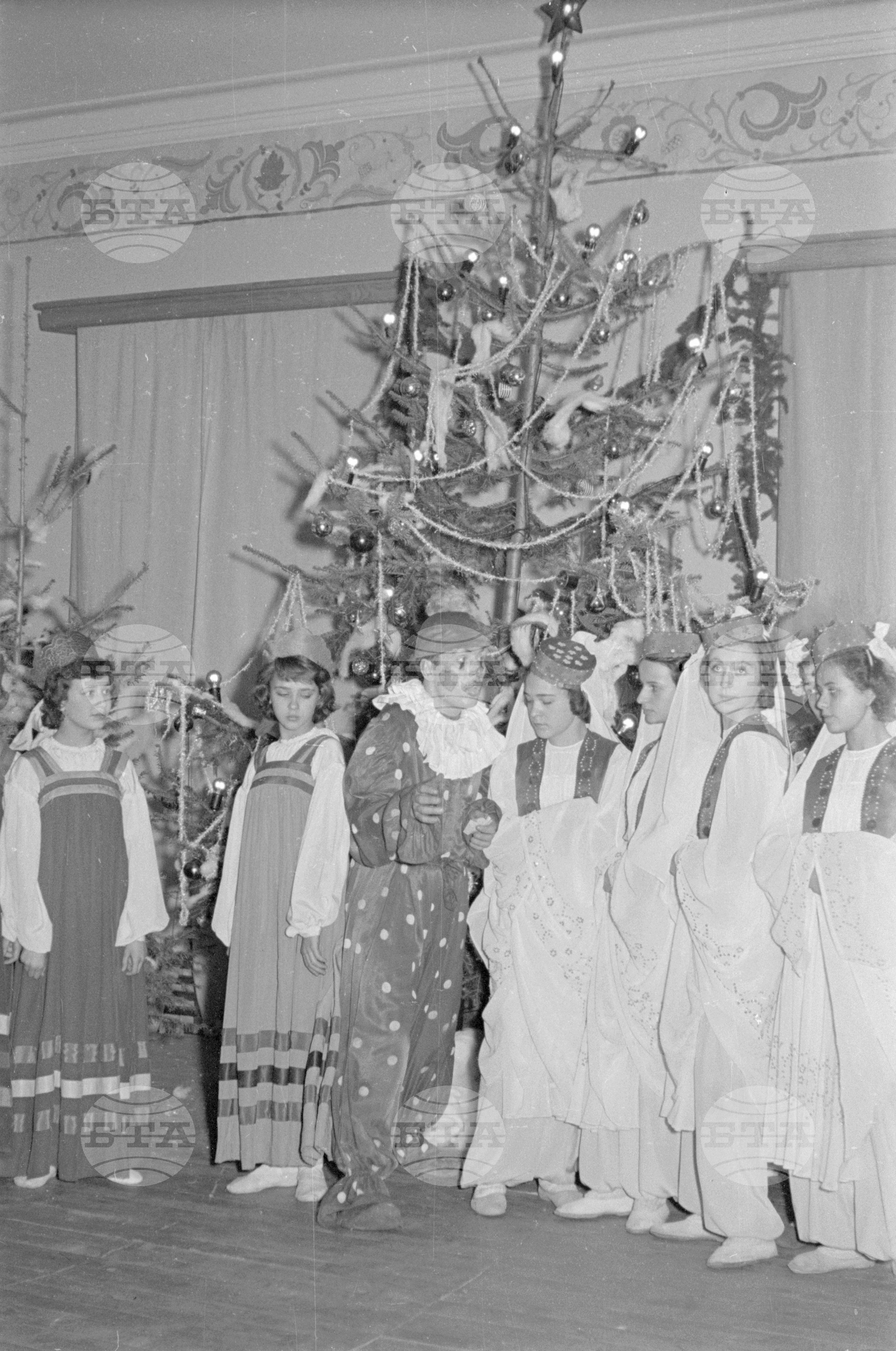 Вълко Червенков и пионери посрещат новата 1953 година