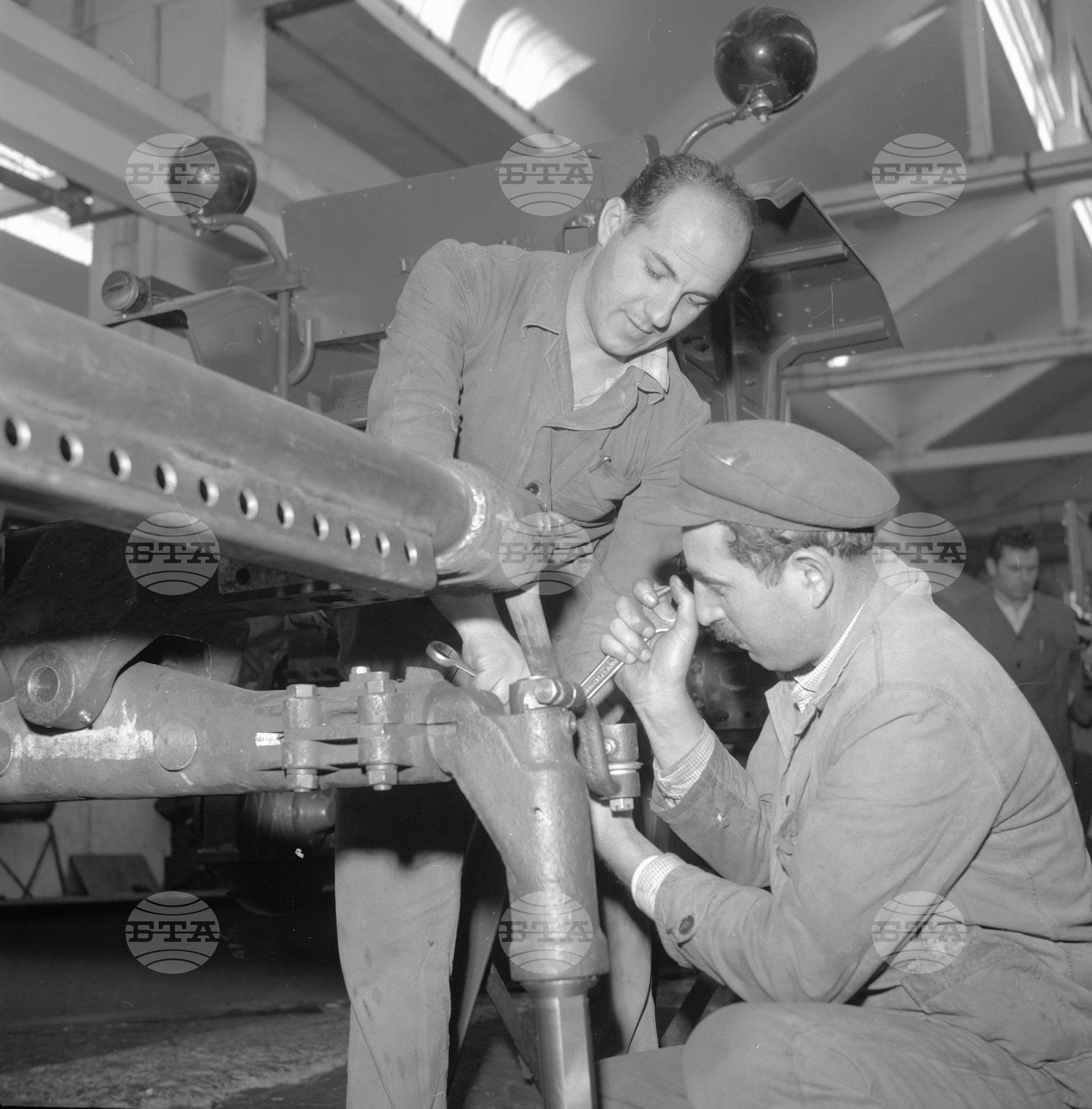 В Машиностроителния завод Коларовград (днес Шумен) - декември 1962 година