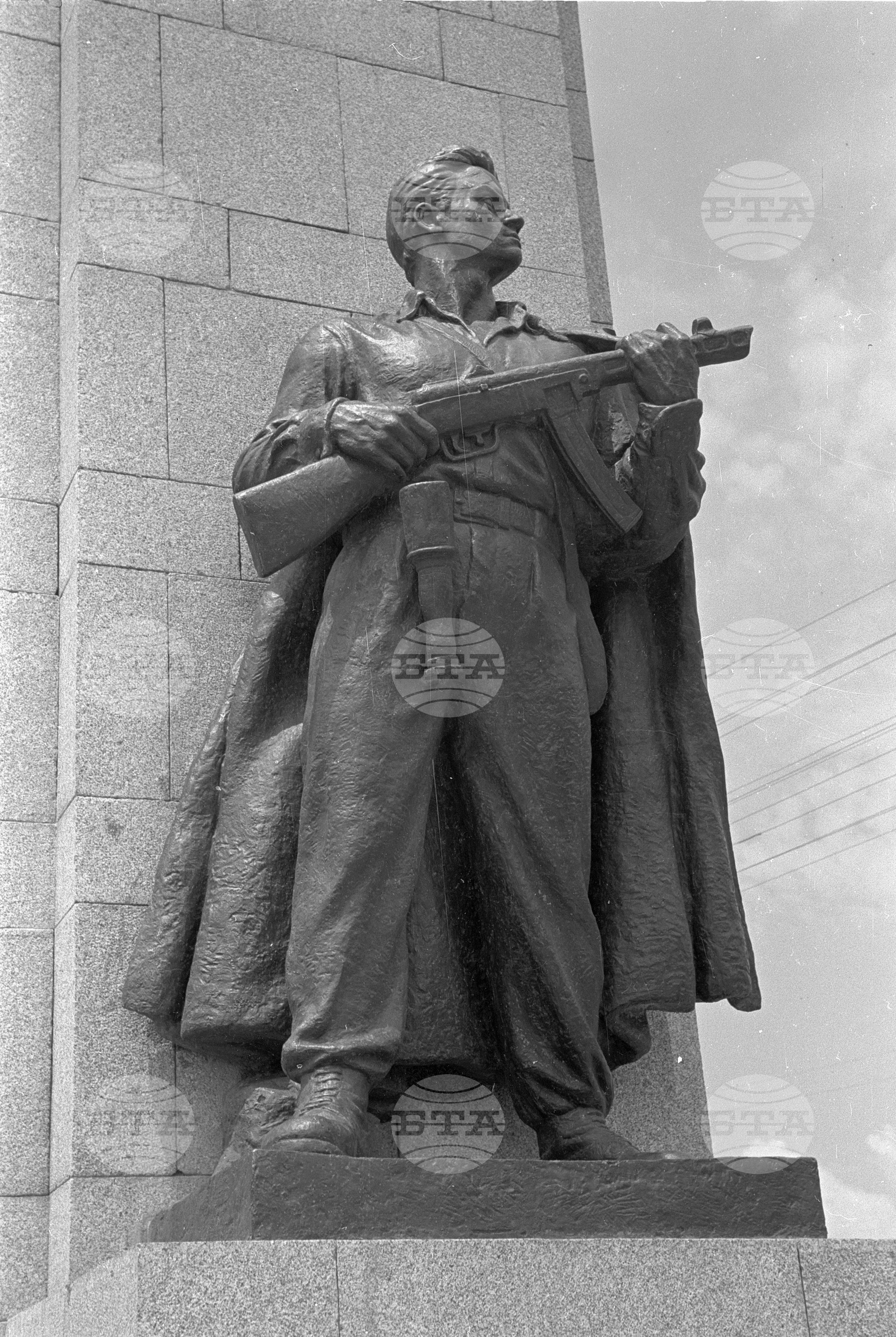 Паметник на падналите в борбата срещу фашизма партизани от отряда "Чавдар" в село Войнеговци