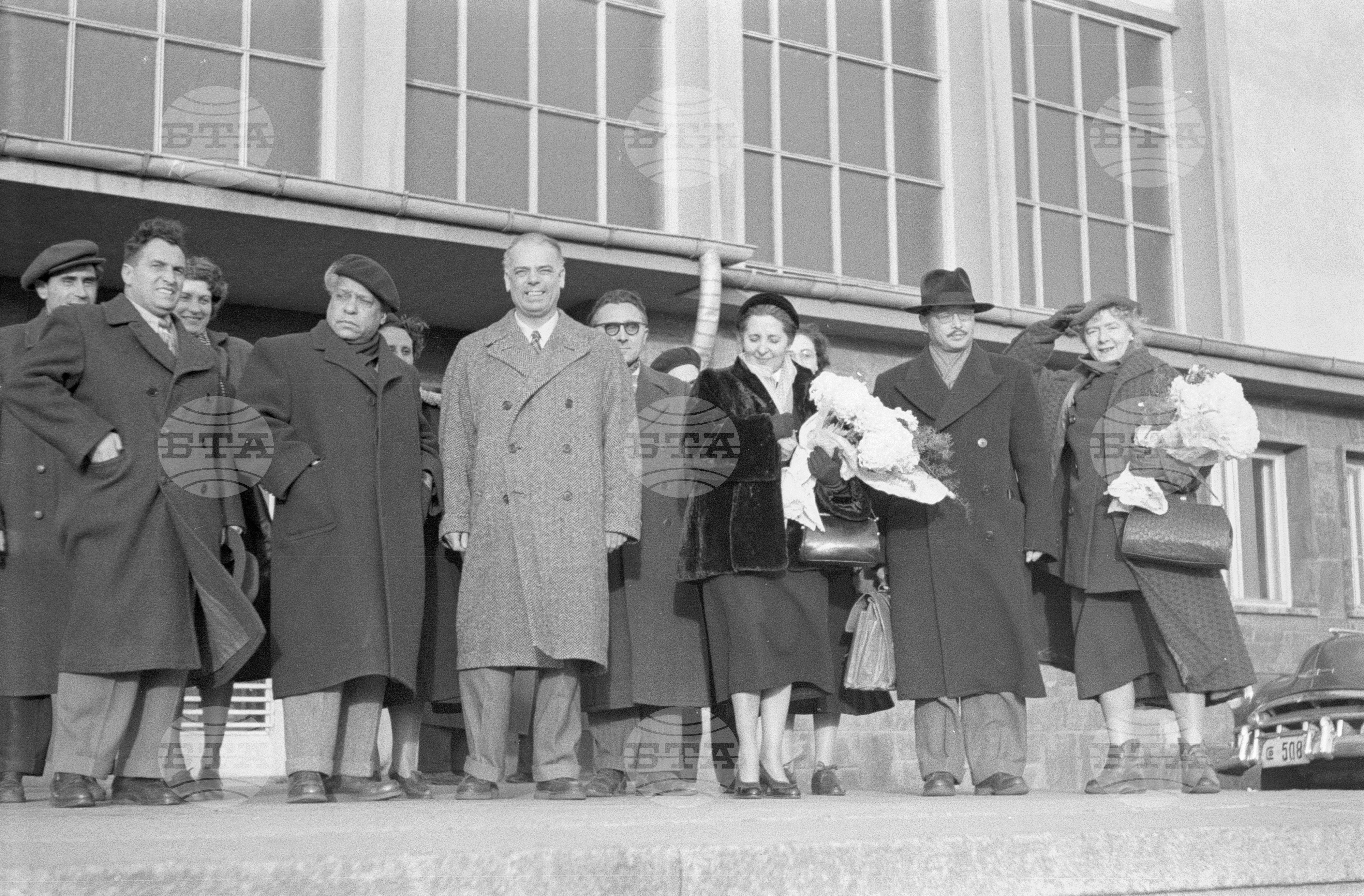 Посрещане на представители на Световния съвет на мира на аерогара София - 1953 година