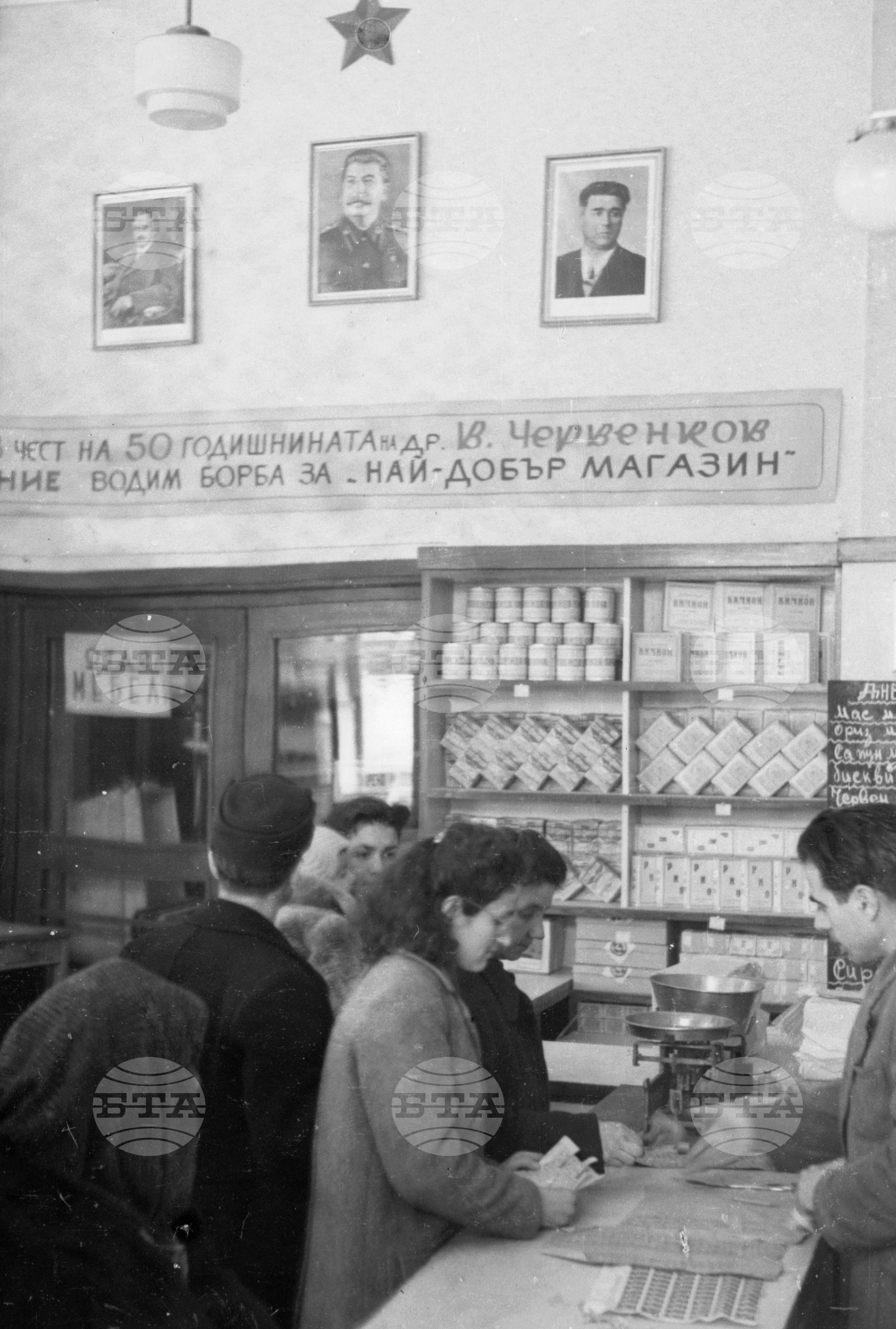 В хранителен магазин пълен с пазаруващи клиенти за новогодишните празници