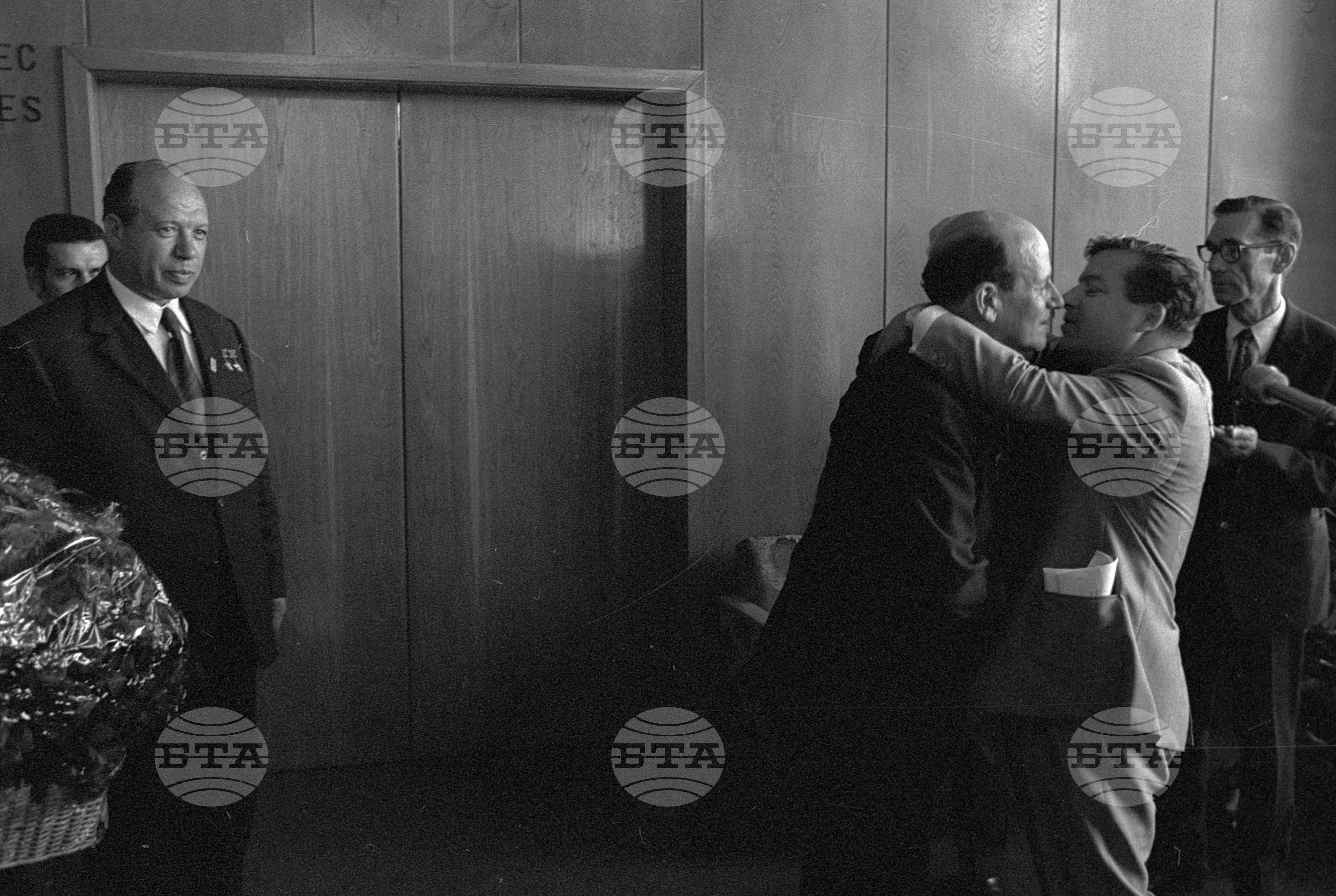 Осми световен конгрес на профсъюзите във Варна - връчване на Ленинска награда на Енрике Пасторино