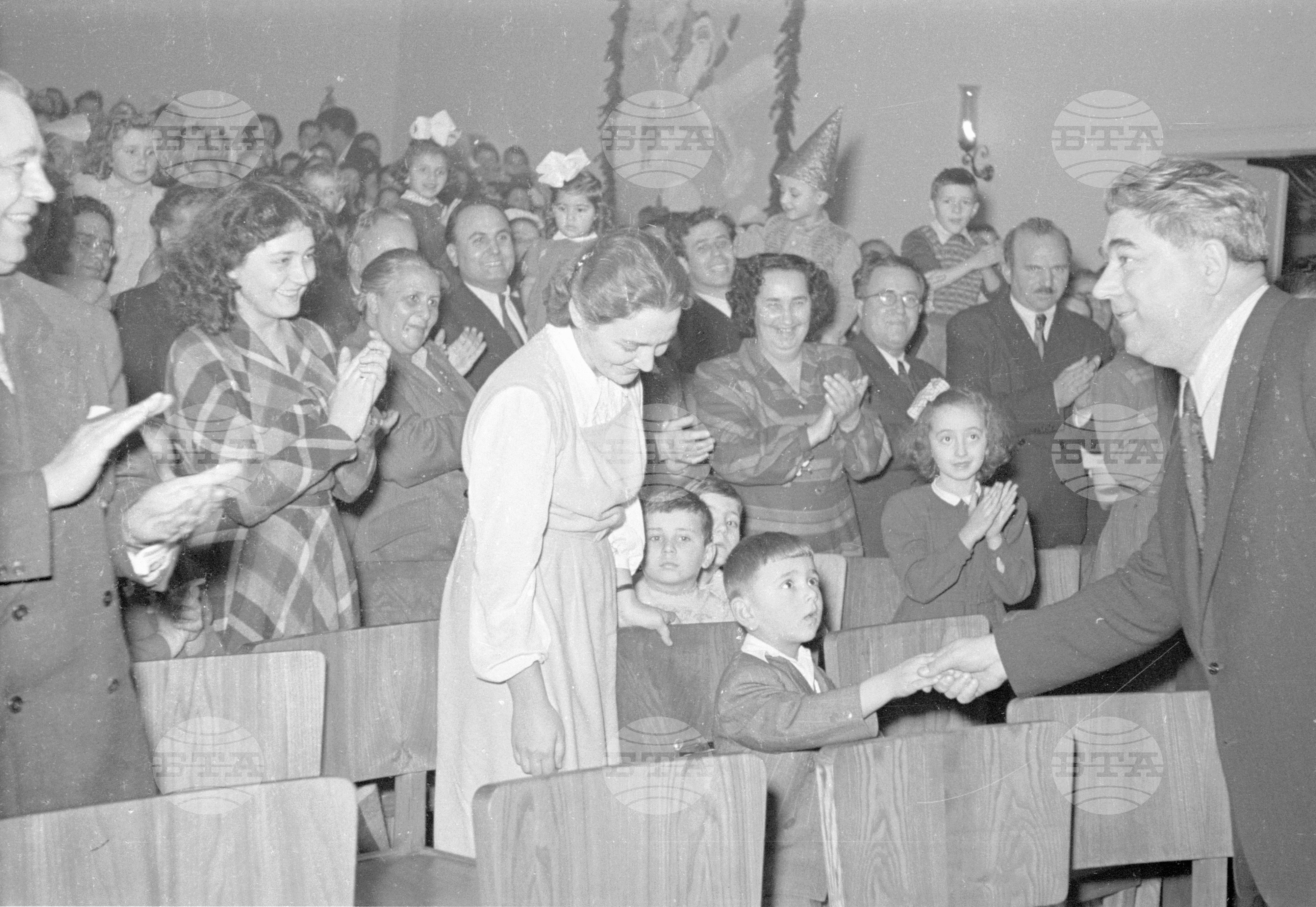 Вълко Червенков и пионери посрещат новата 1953 година
