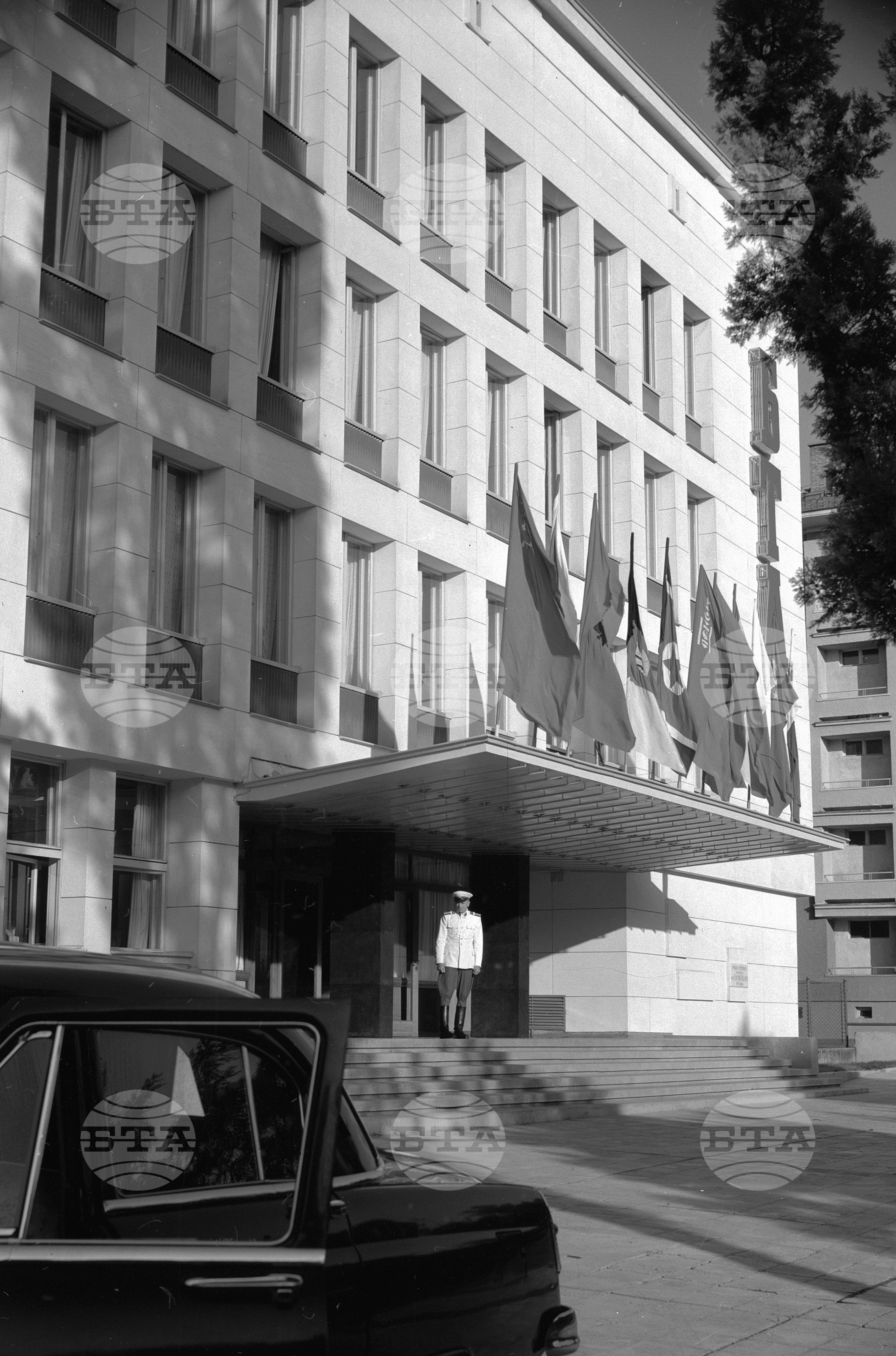 Снимки на сградата на Българска телеграфна агенция, тържествено украсена, по случай съвещанието на директорите на телеграфните агенции от народнодемократичните страни