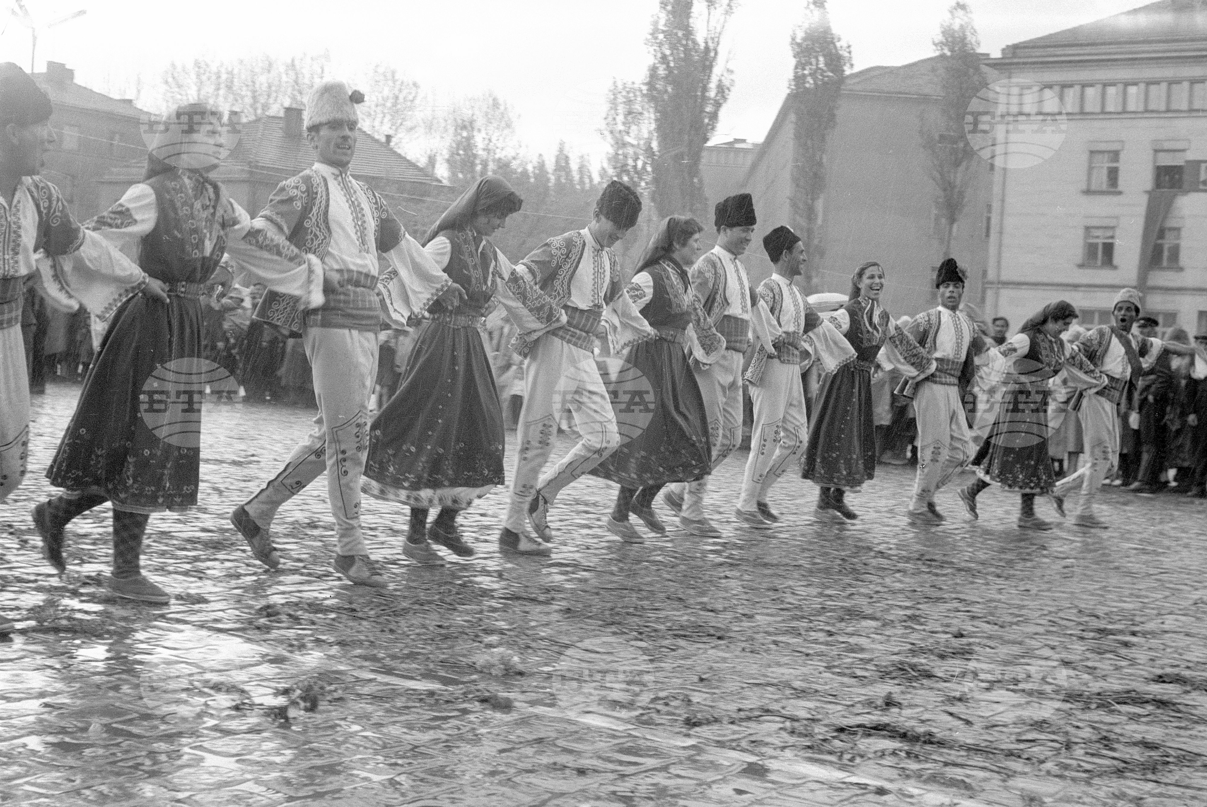 Първомайската манифестация на трудещите се в Димитрово (днес Перник) част 2