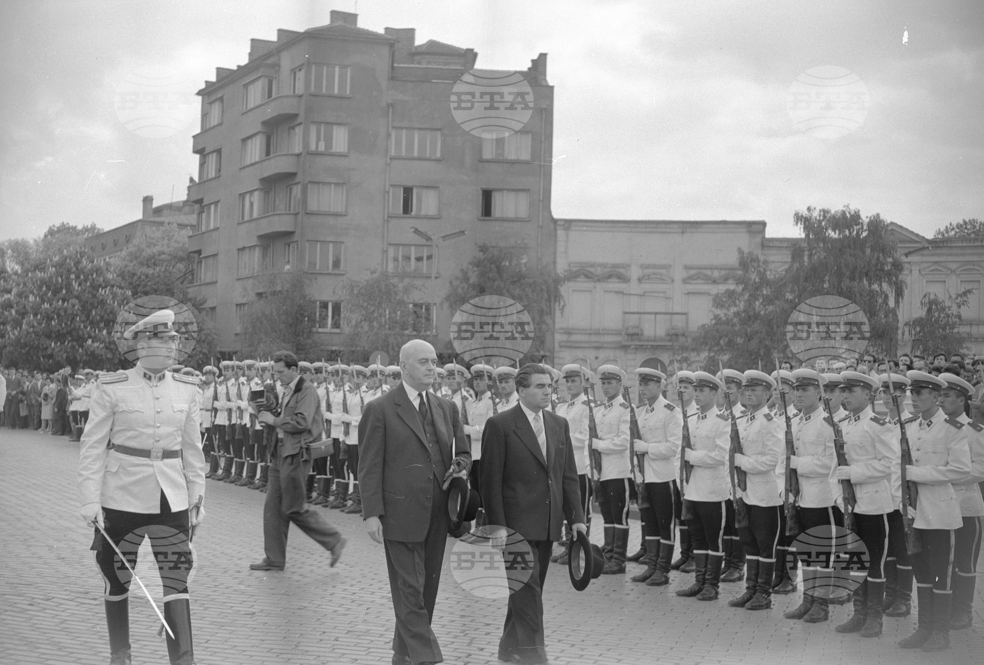 Извънредният пратеник и пълномощен министър на Франция Жак Коафар връчва акредитивните си писма