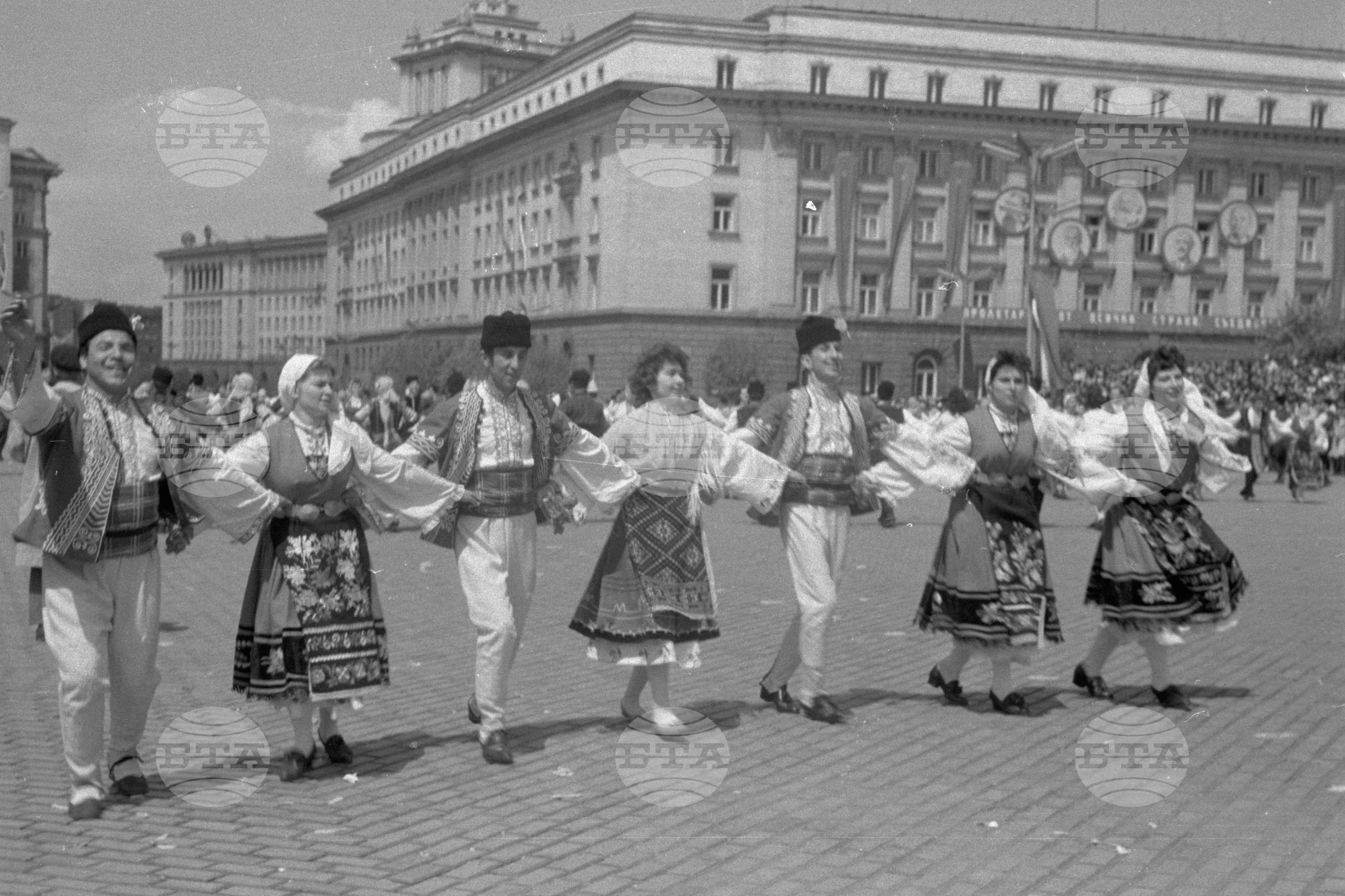 Първомайска манифестация в столицата 1962г. част 4