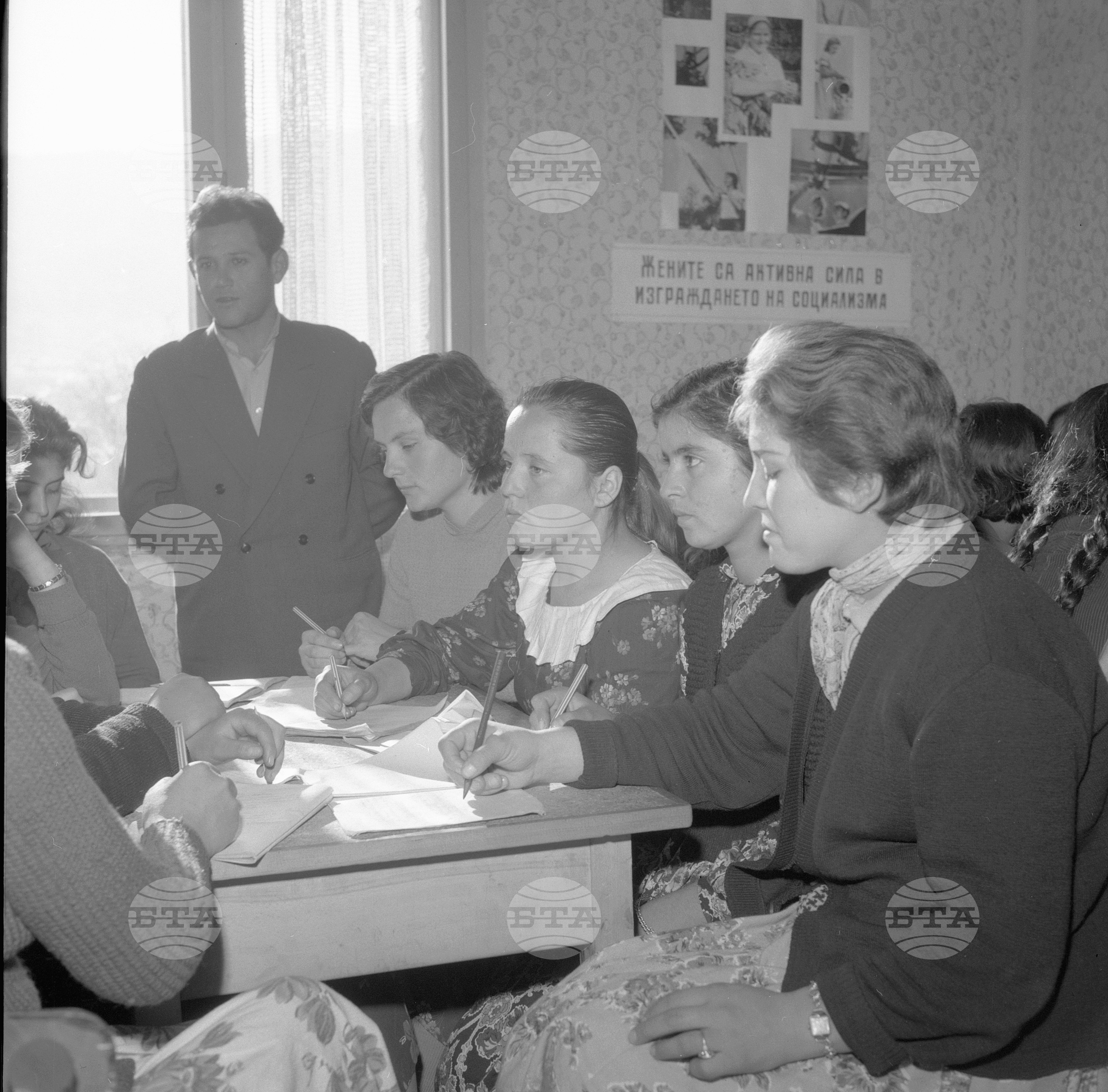 В школата за жени-туркини в Коларовград (днес Шумен)