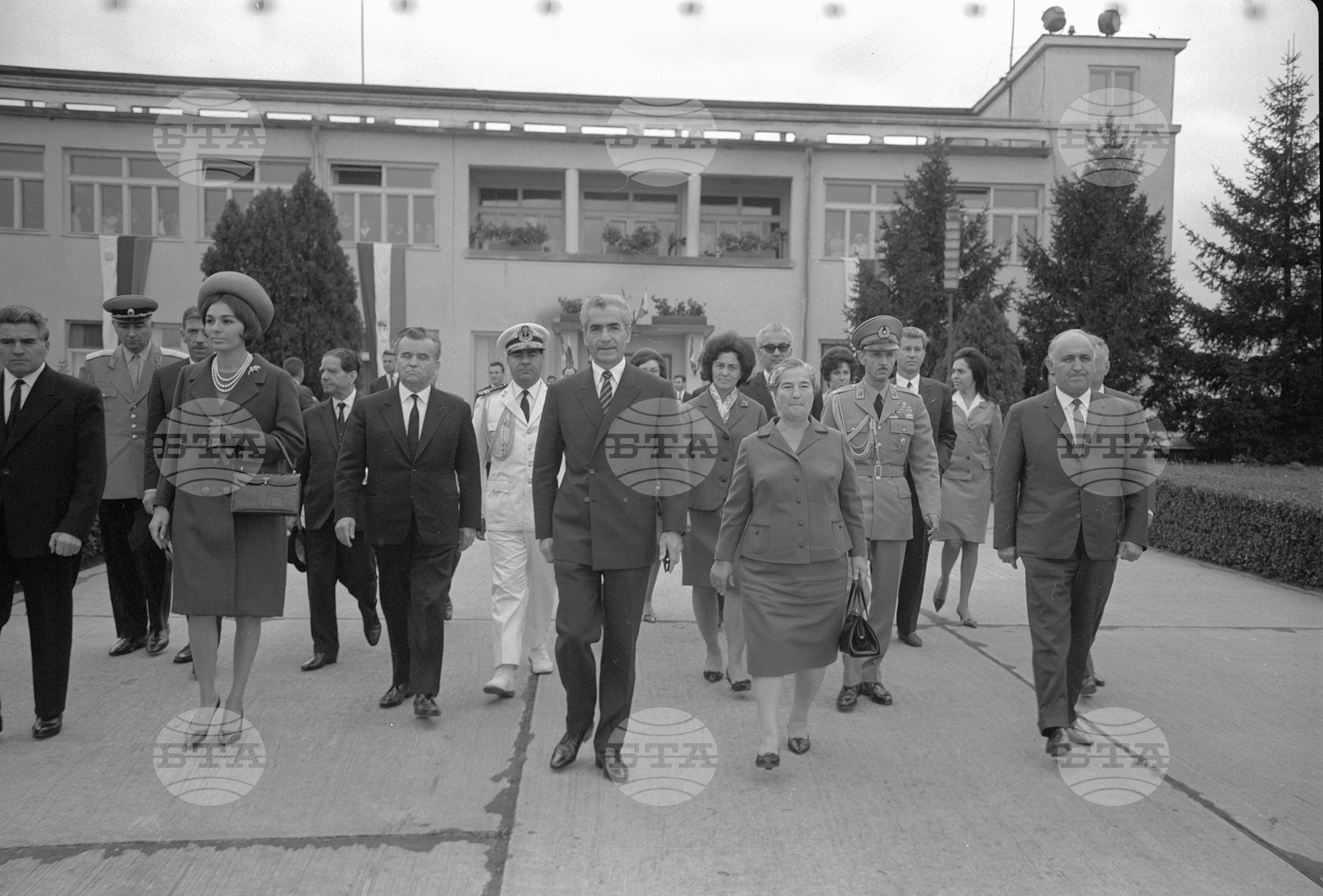 Сърдечно изпращане на техни императорски величества на Иран