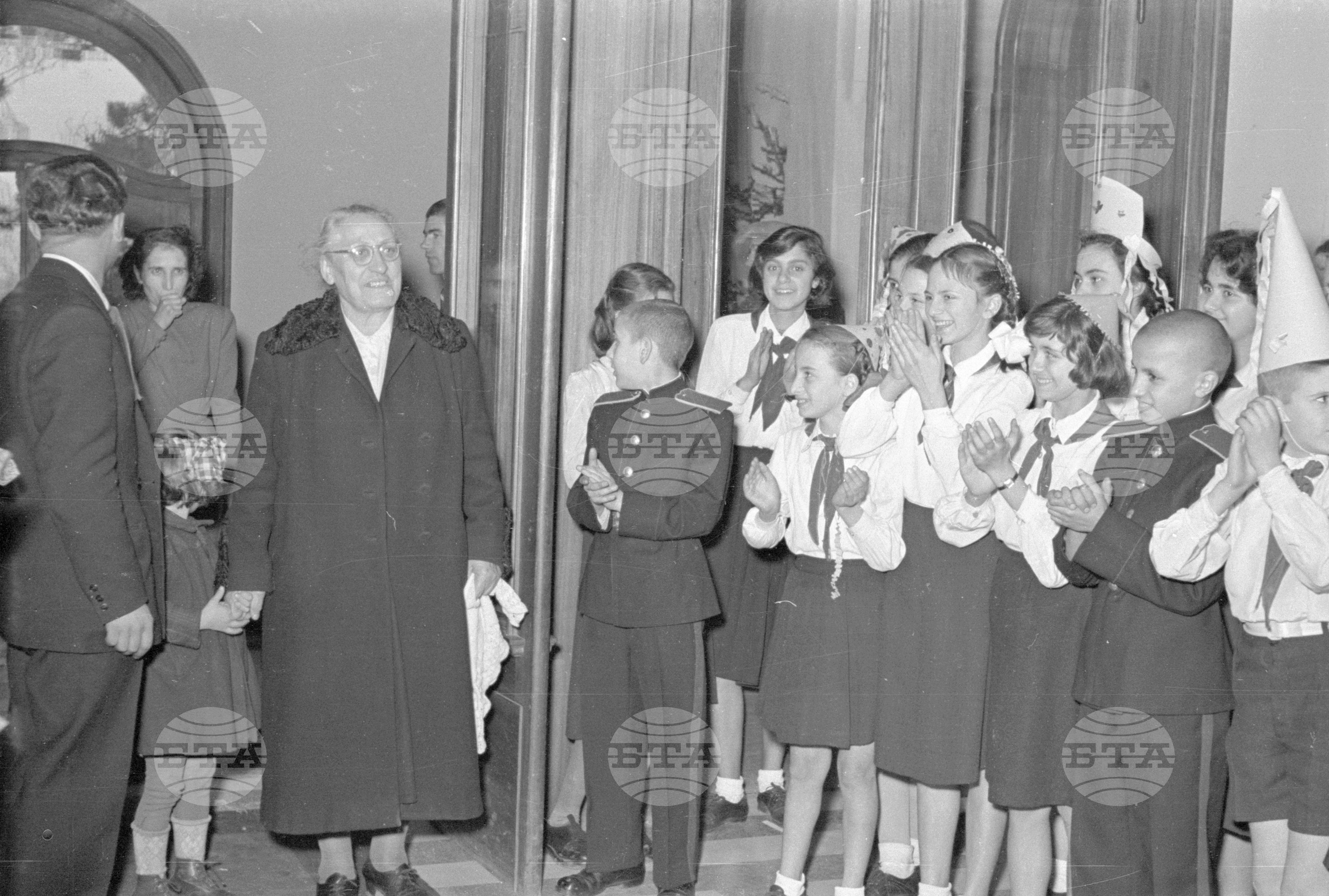 Вълко Червенков и пионери посрещат новата 1953 година