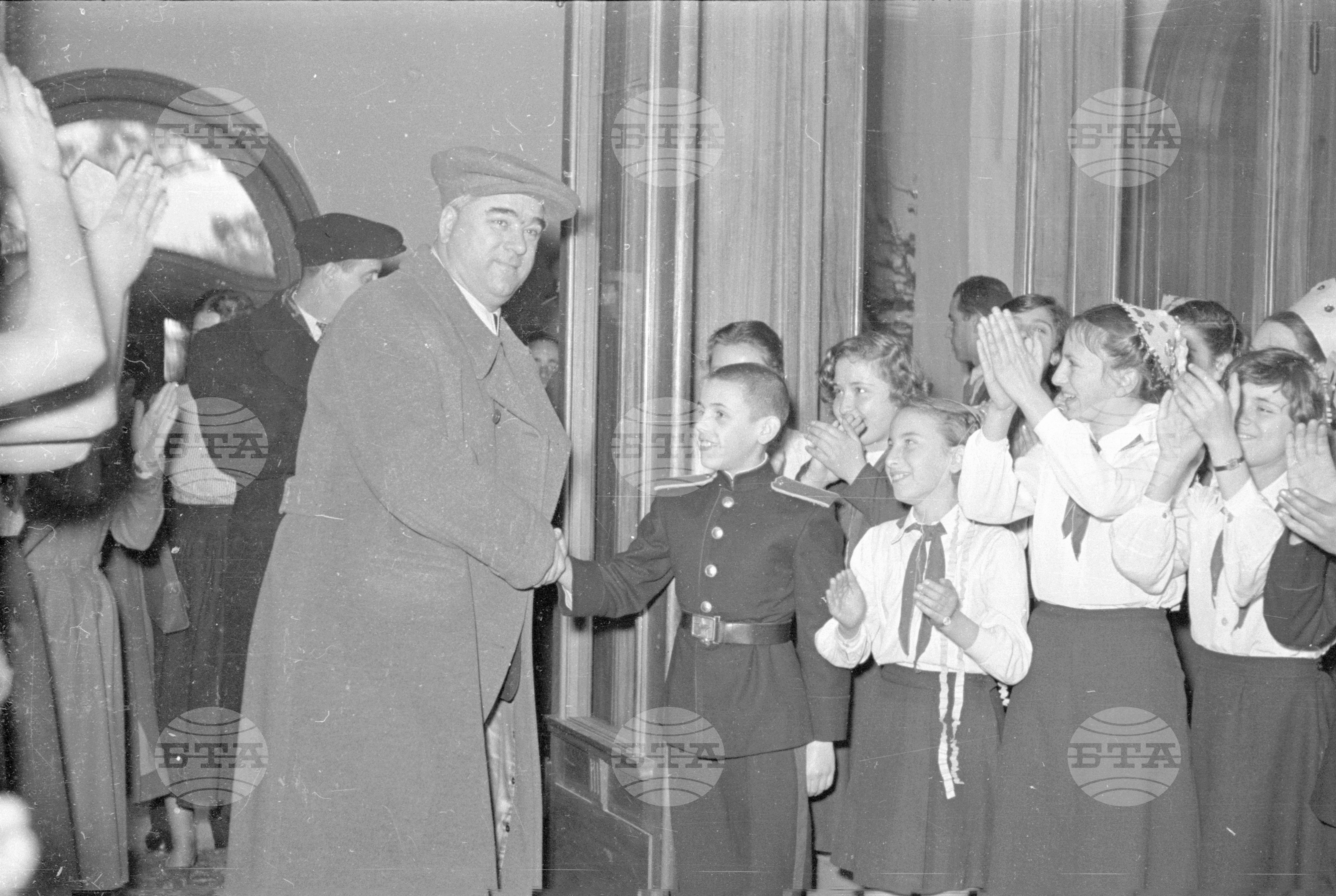 Вълко Червенков и пионери посрещат новата 1953 година