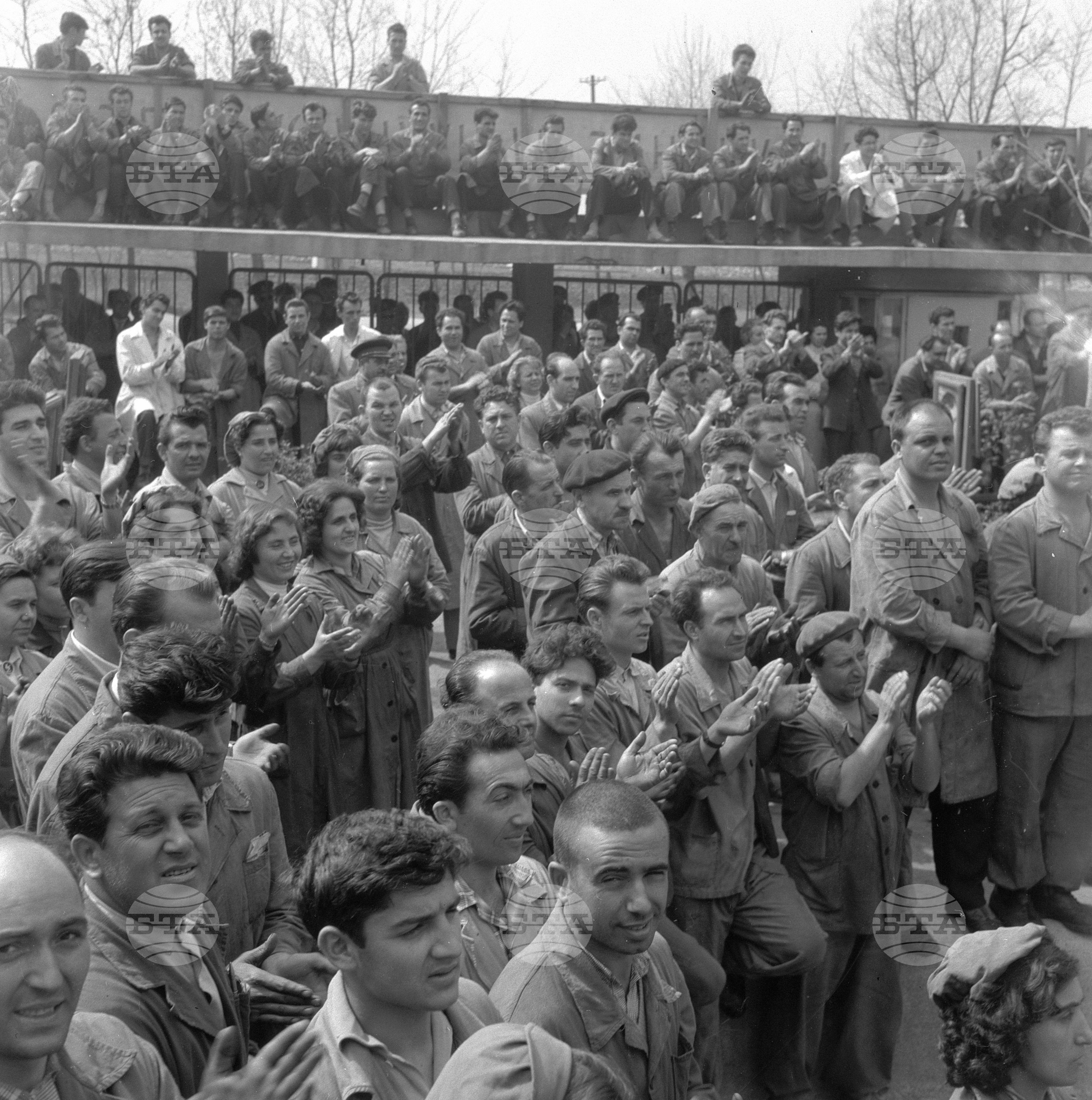 Съветският майор-летец Ю. А. Гагарин извърши успешен полет в Космоса