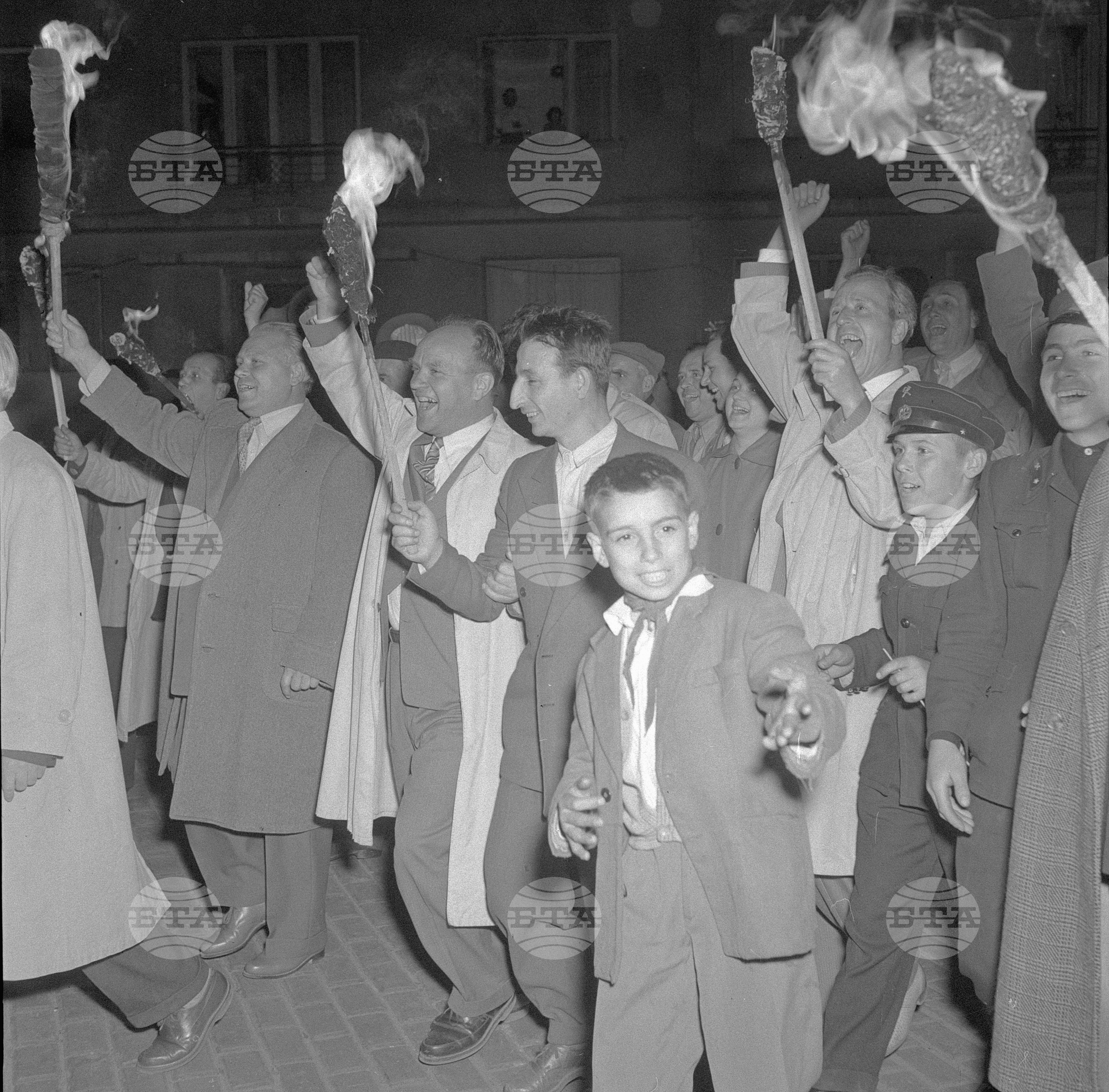 Съветският майор-летец Ю.А.Гагарин извърши успешен полет в Космоса част 2