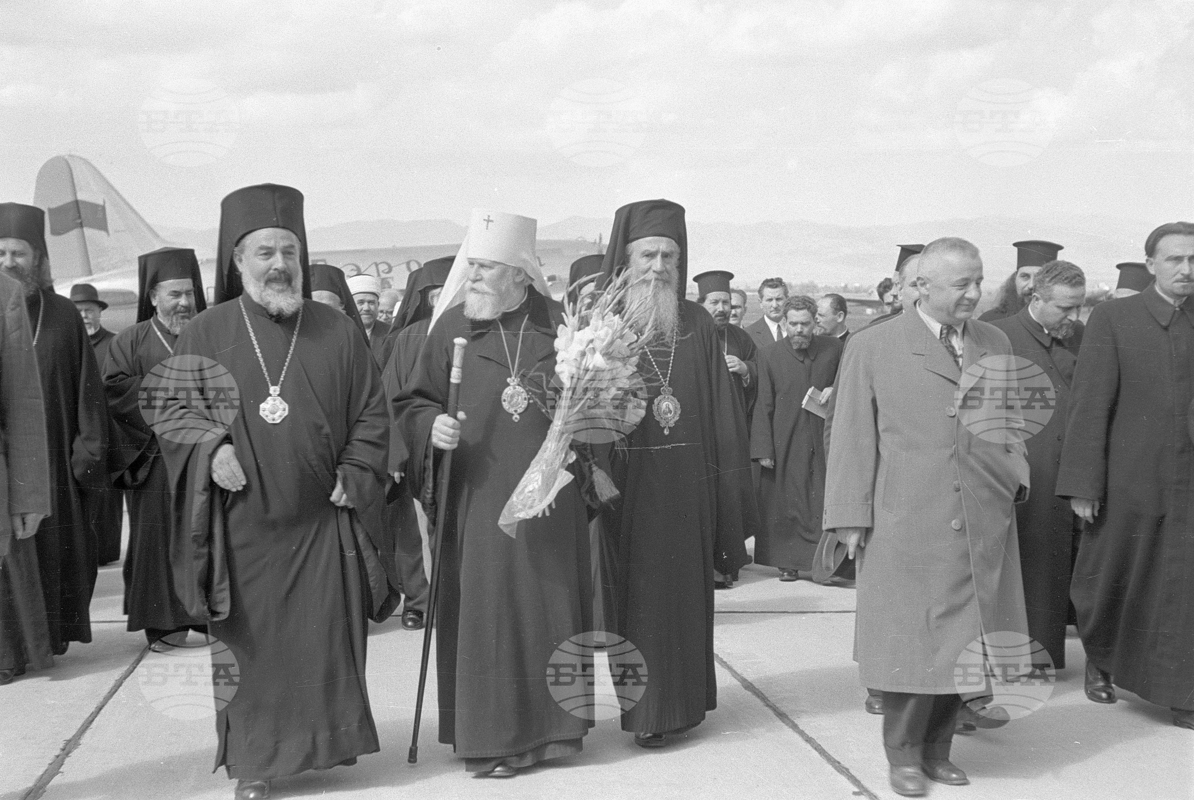 Посрещането на митрополит Николай  Крутицки и Коломенски на летище "Враждебна". Посрещането на културна делегация от Съветския съюз - Хачатурян и Филипенко, видни музикални дейци гостуващи у нас по случай прегледа на българското музикално творчество след 9 септември 1944 година