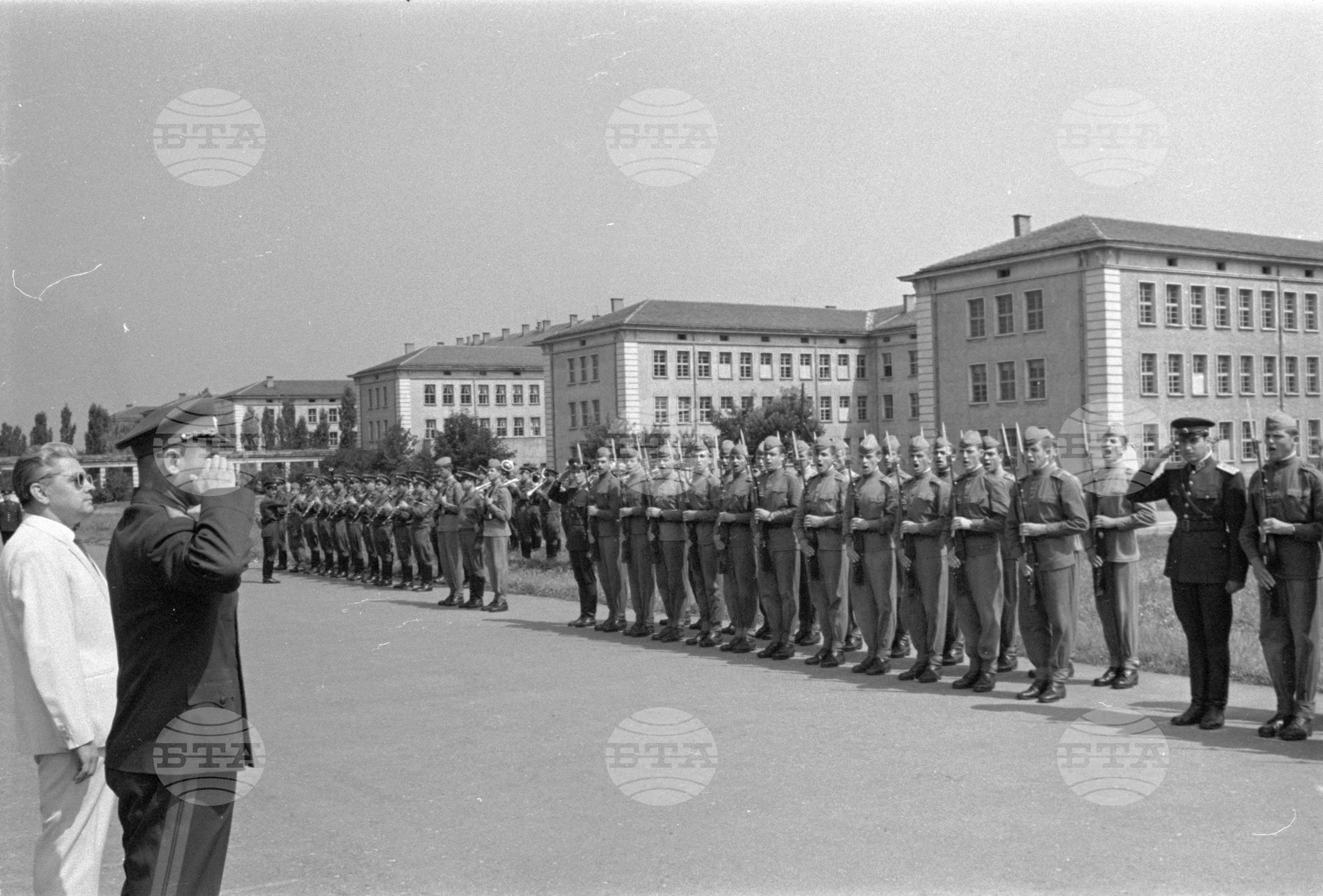 Тържествено връчване на полско военно знаме на БНА (Българска народна армия) по случай 20 годишнината на полската войска