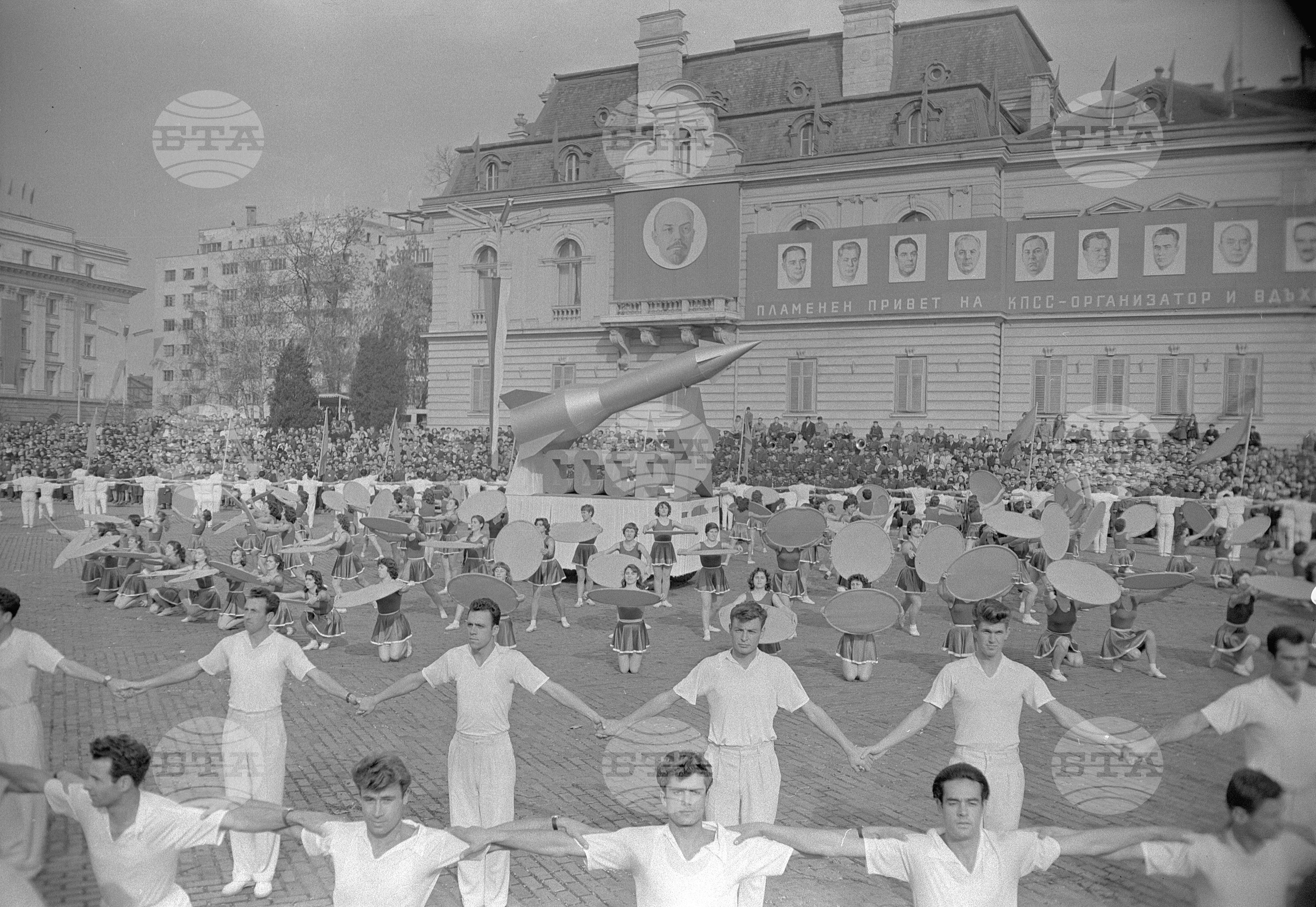 Възторжена манифестация в София по случай 42-годишнината на Великия Октомври