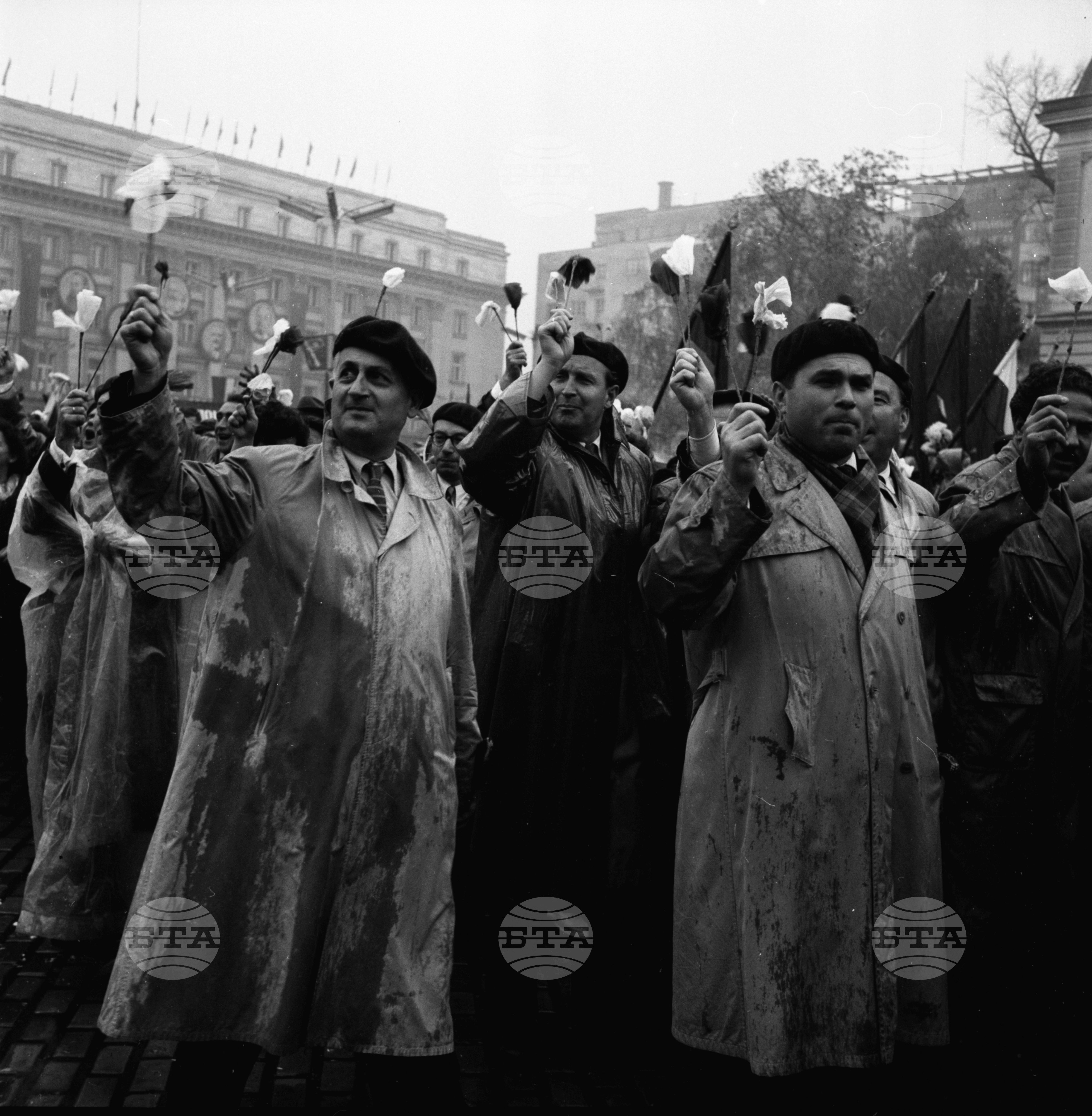 Възторжена манифестация на трудещите се от столицата по случай 44-годишнината на Великата Октомврийска социалистическа революция