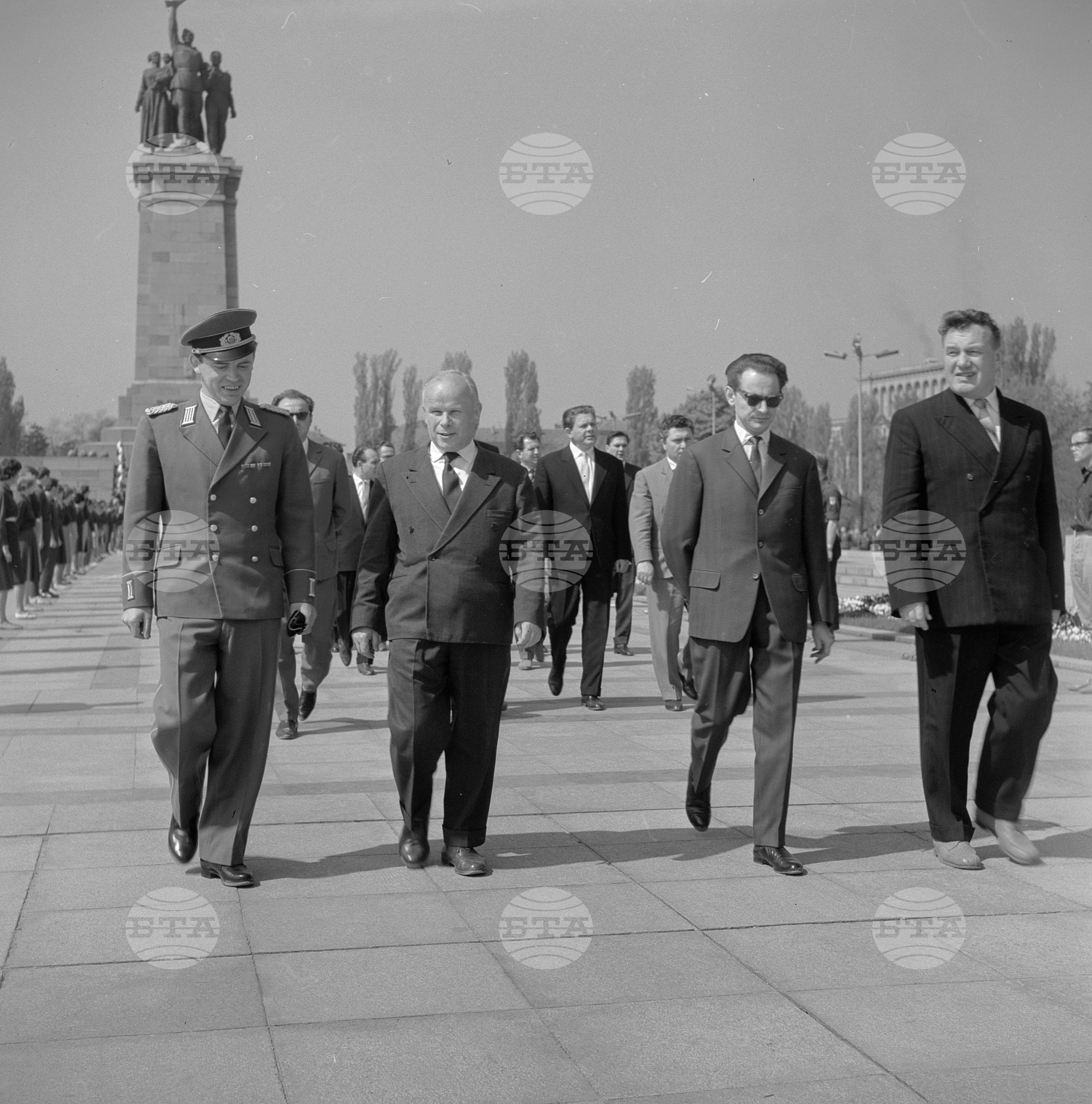 Полагане на венци пред Паметника на Съветската армия