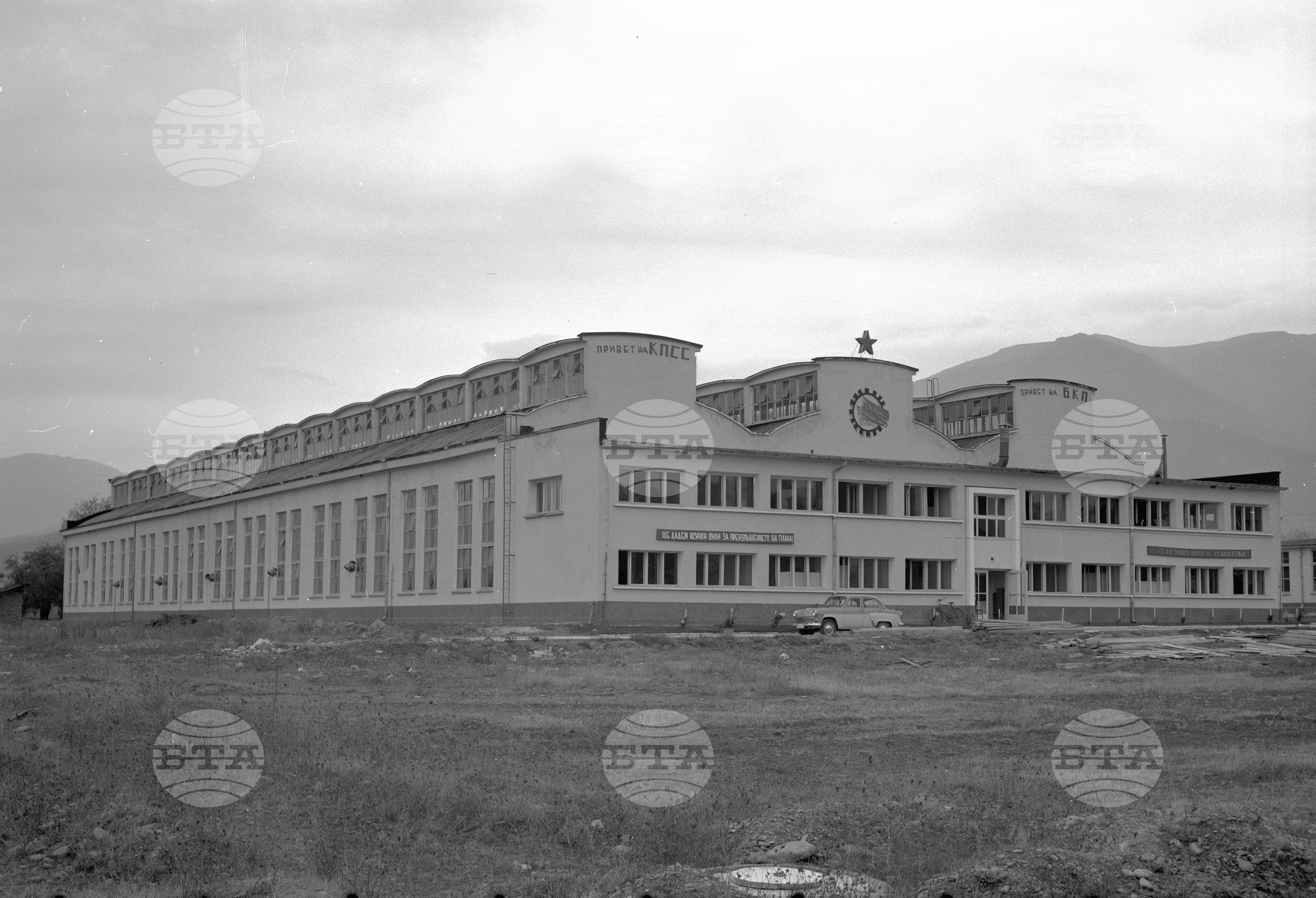 В новопостроеният завод за абразивни инструменти (шмиргелови шайби) край град Берковица