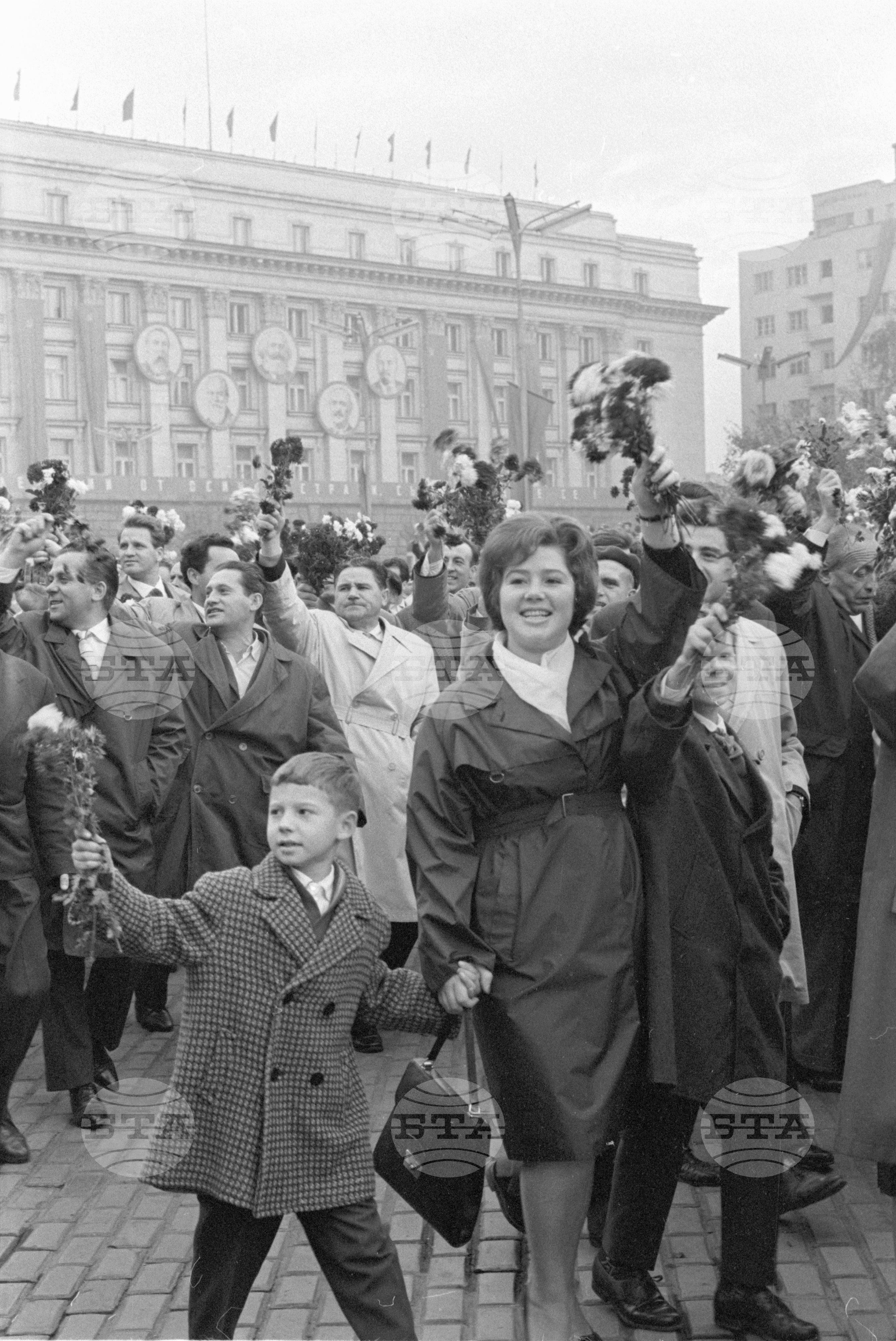 Манифестация на трудещите се в чест на Октомврийската революция в София