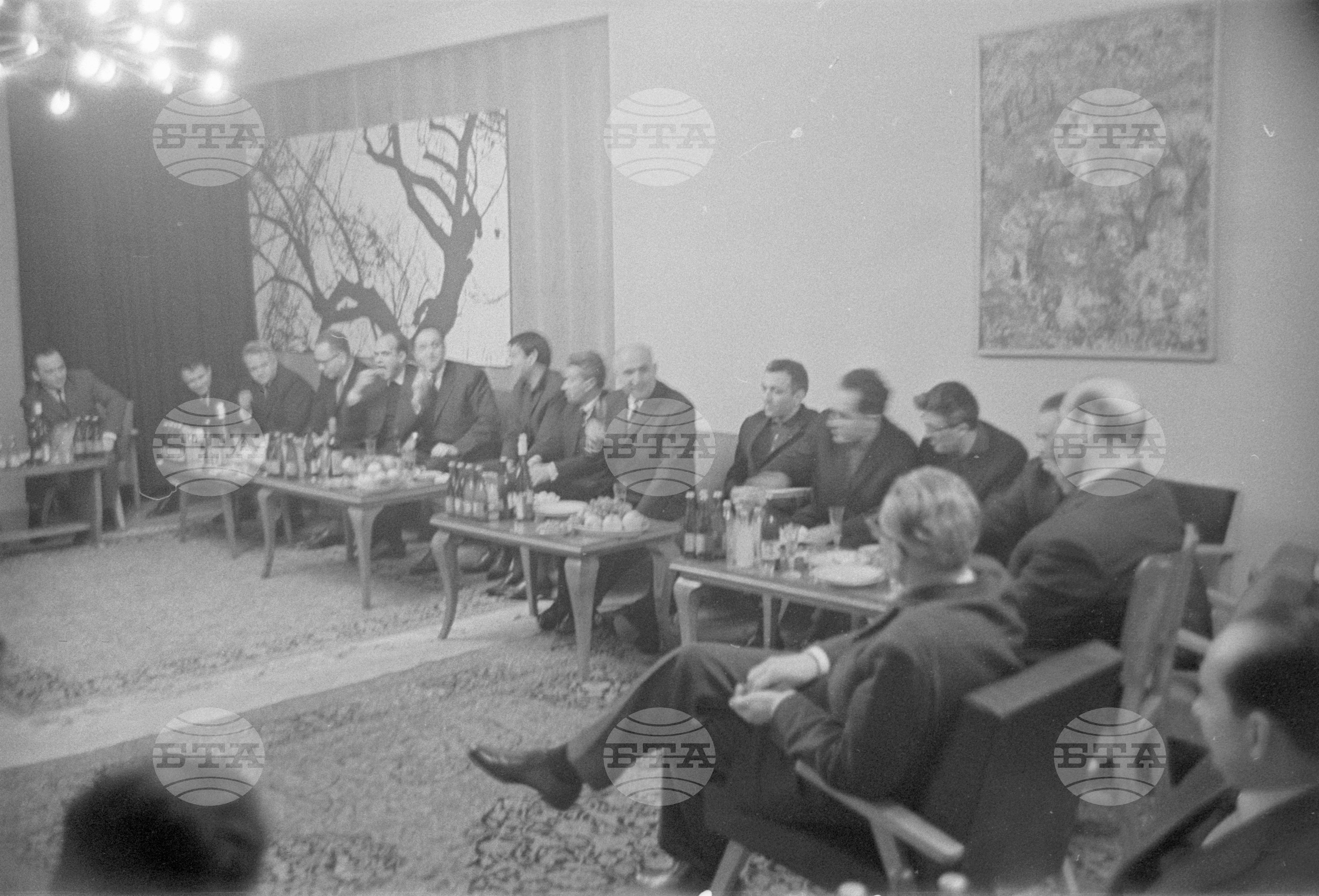 Другарите Тодор Живков, Митко Григоров, Начо Папазов и другарят Петър Вутов посетиха киноцентъра