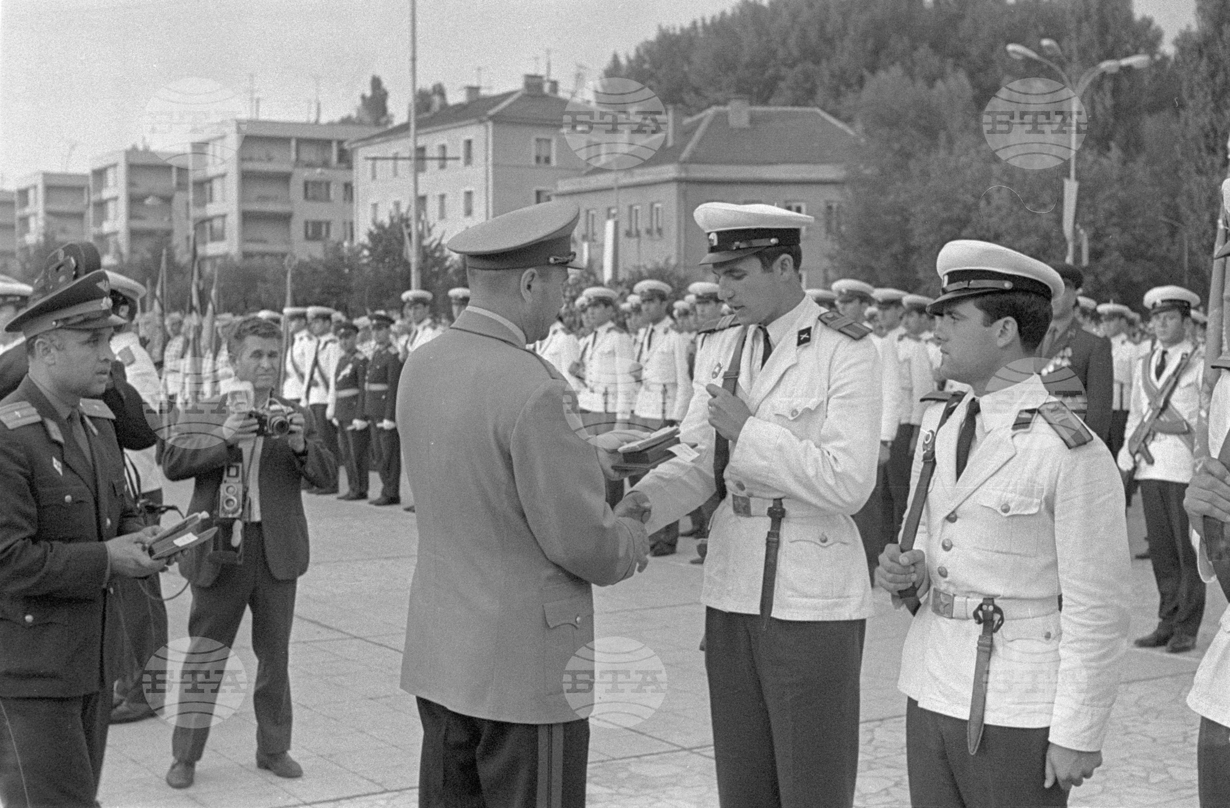 Връчване наградите на младите офицери от випуск "Ленин" в Перник