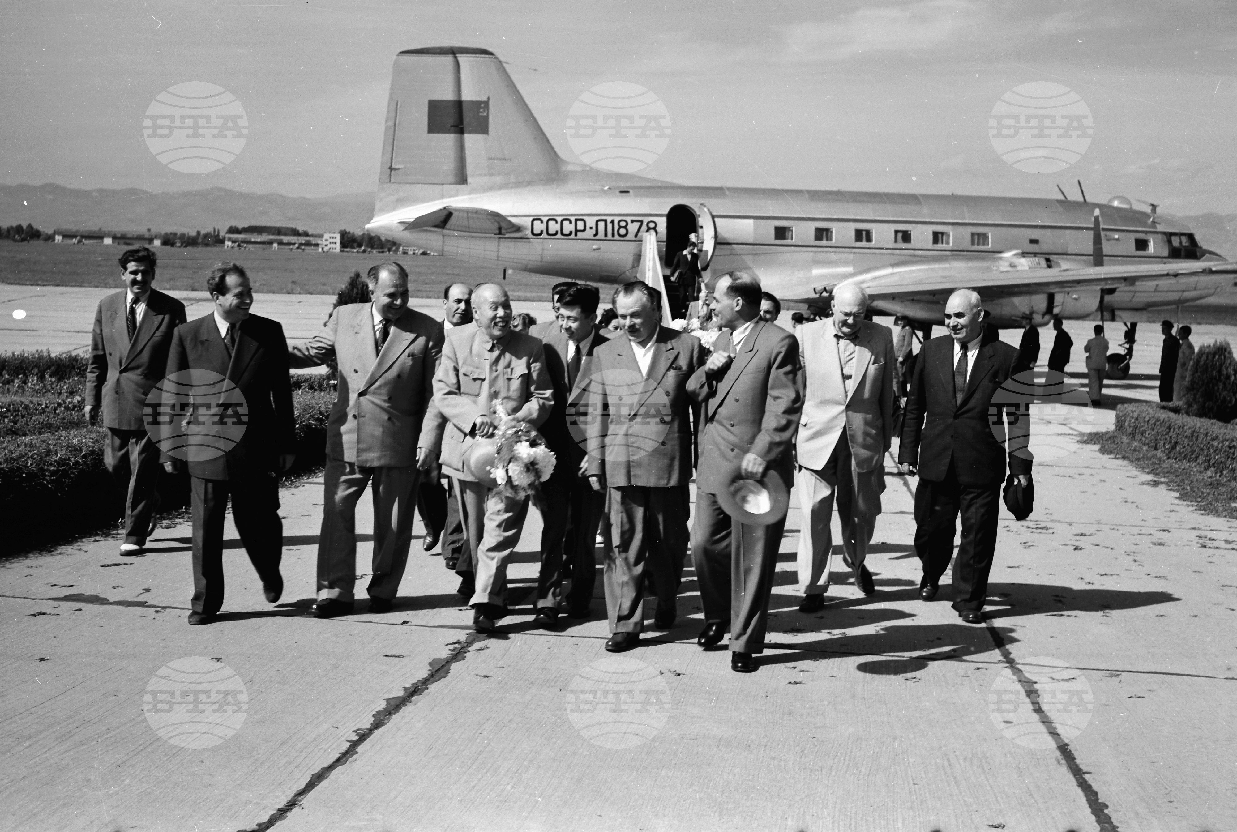Посрещане на чуждестранни делегати за VII-мия конгрес на БКП (Българска комунистическа партия)