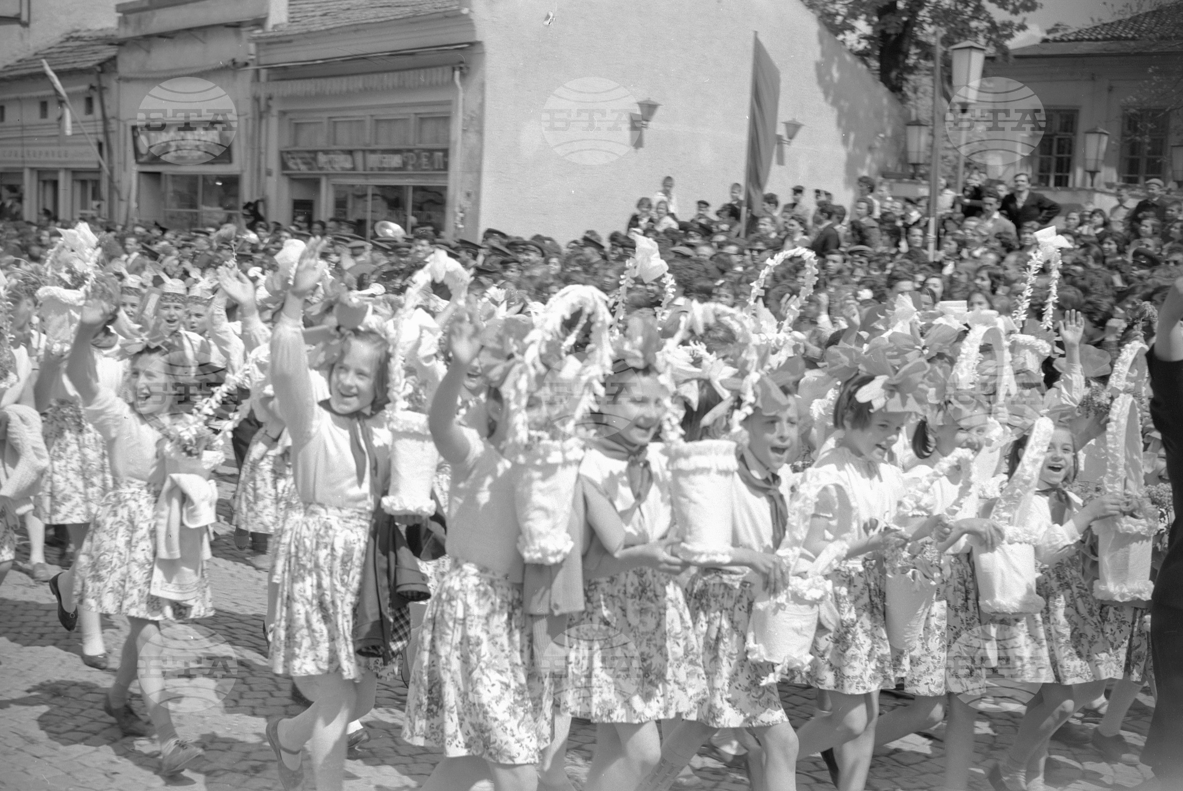 Първомайската манифестация на трудещите се в Плевен 1962г. част 4
