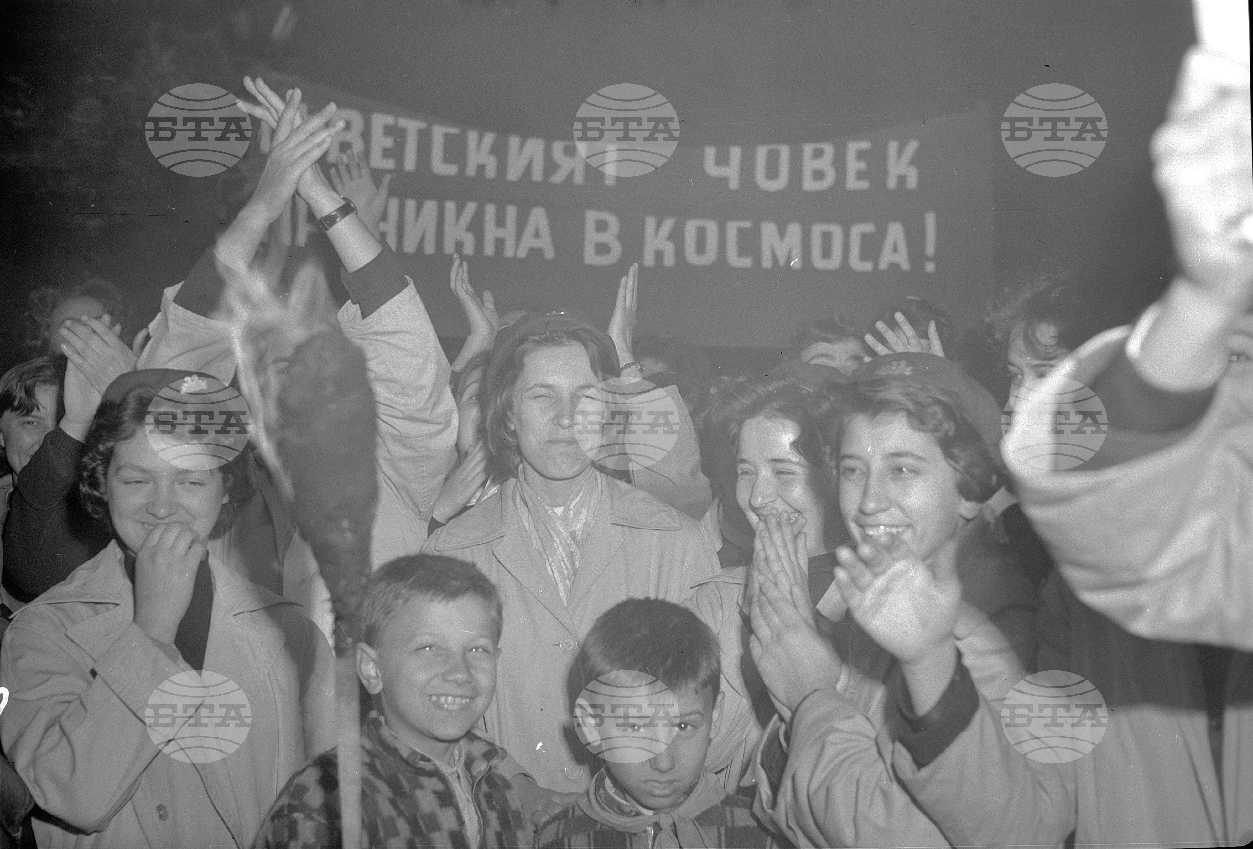 Възторжен митинг пред посолството на Съветския съюз в София