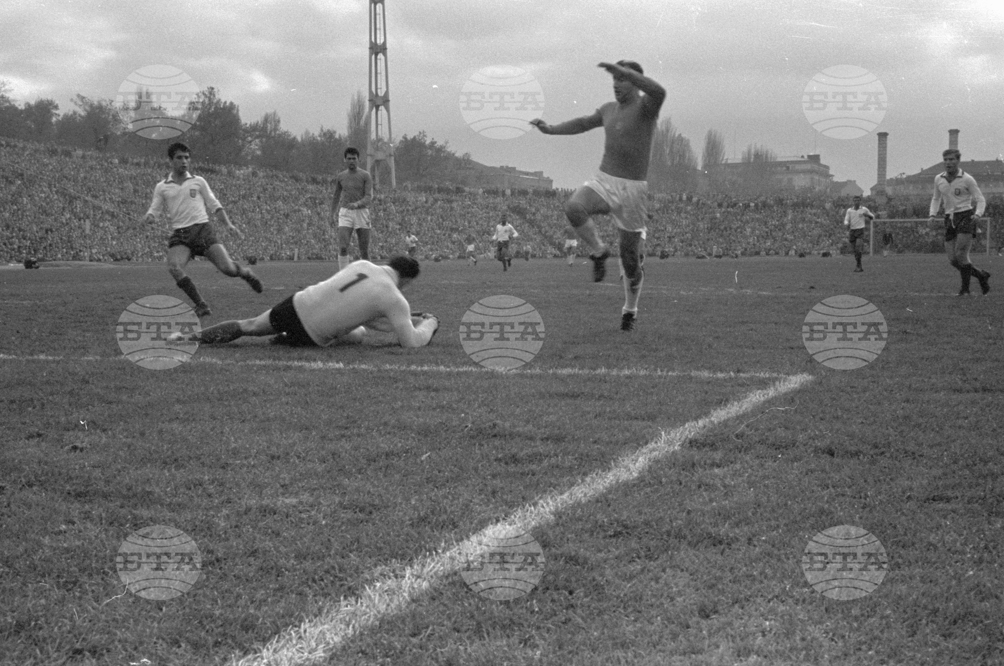 Футболна среща между отборите на България и Португалия на стадион "Васил Левски"