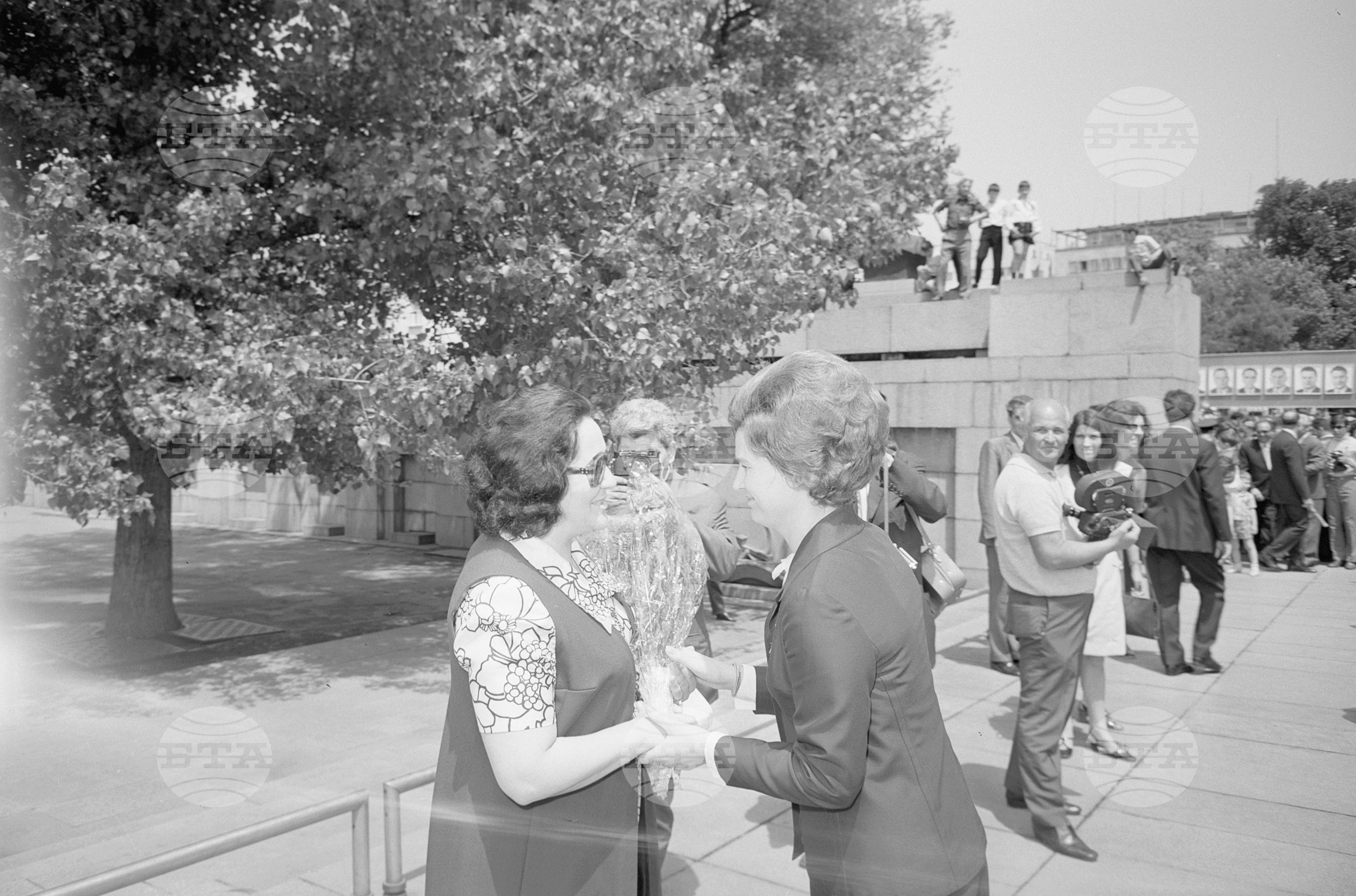 Космонавтите Валентина Терешкова и Андриян Николаев сред софиянци /след свършване на манифестацията на 24 май/