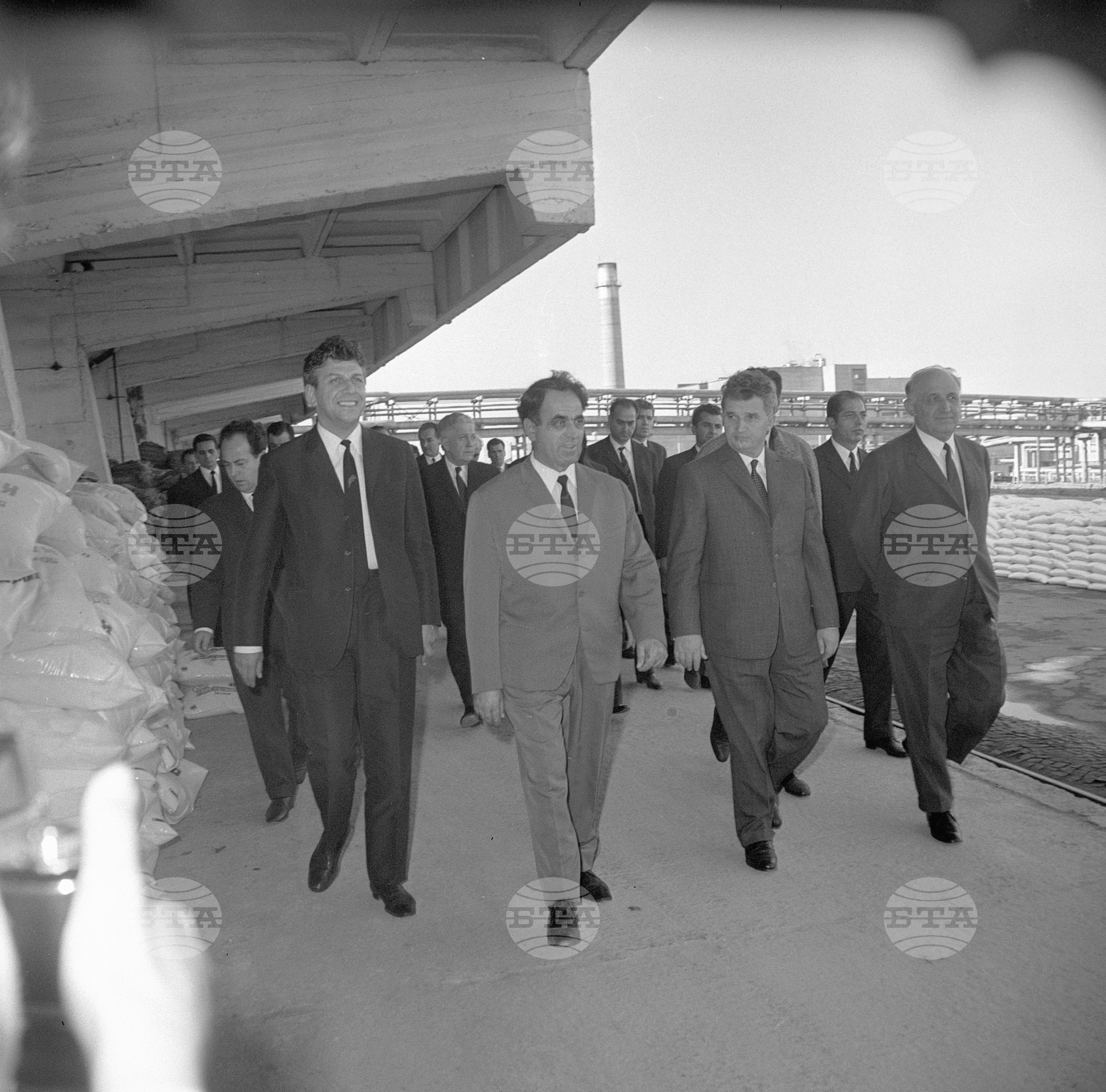 Румънската партийно-правителствена делегация посети химическия комбинат във Враца