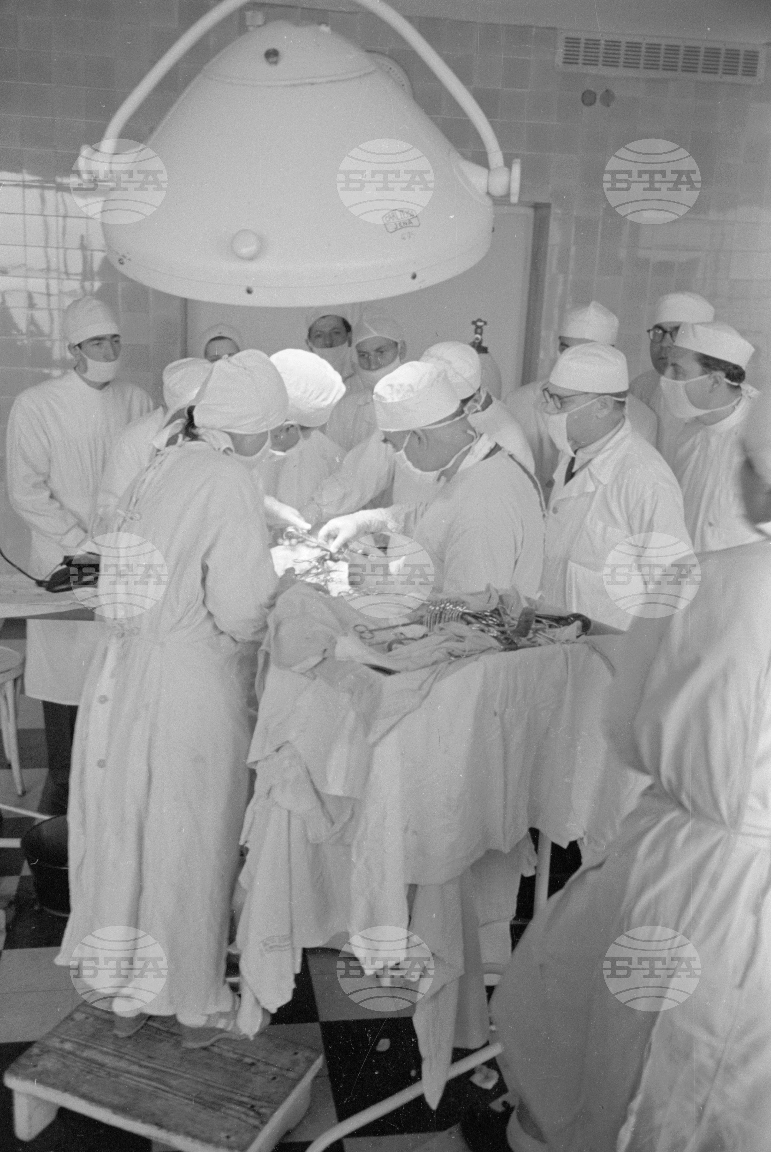 Операция във втората хирургия при Медицинска академия „Вълко Червенков"