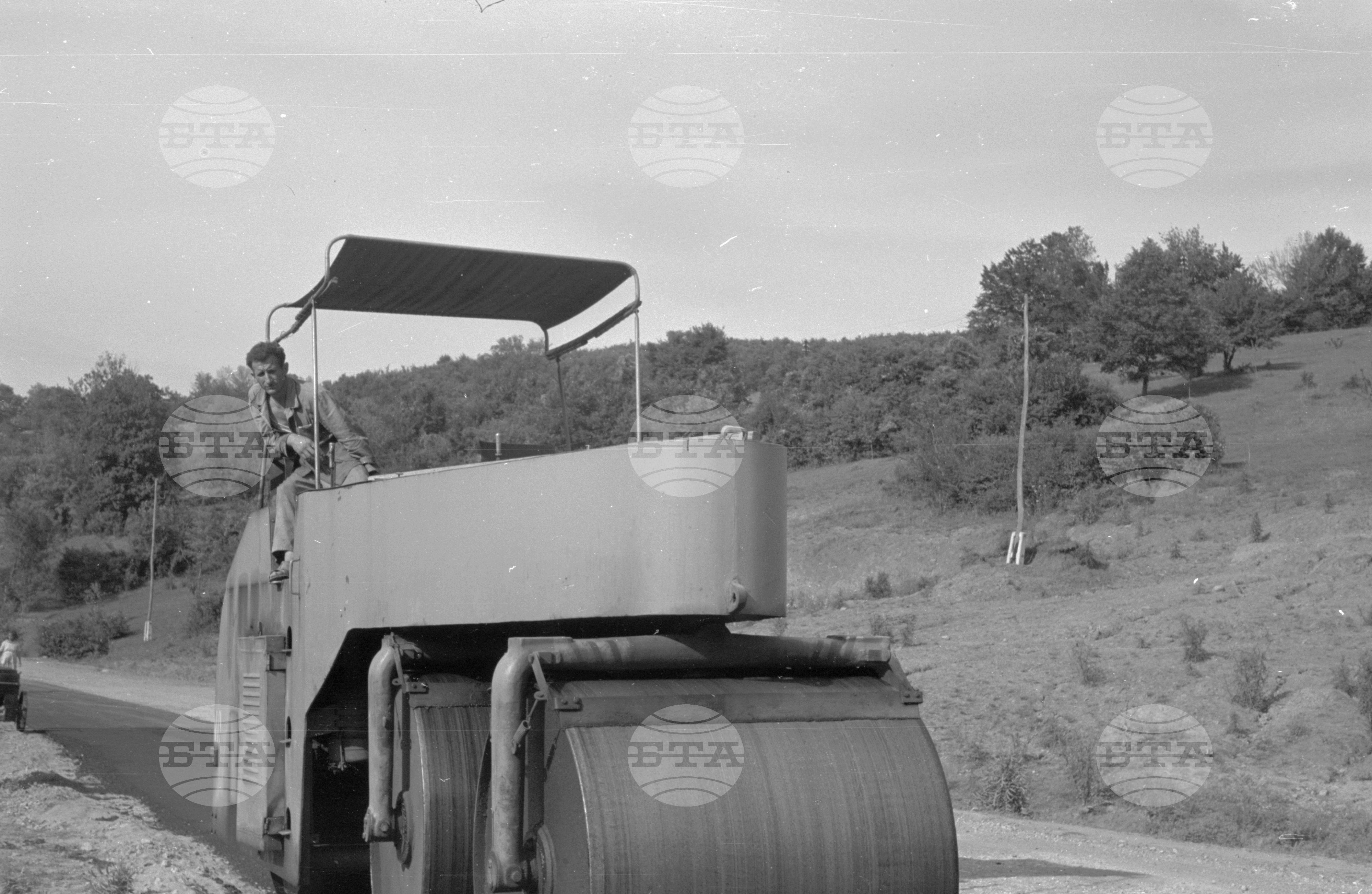 Асфалтират се нови пътища 1963