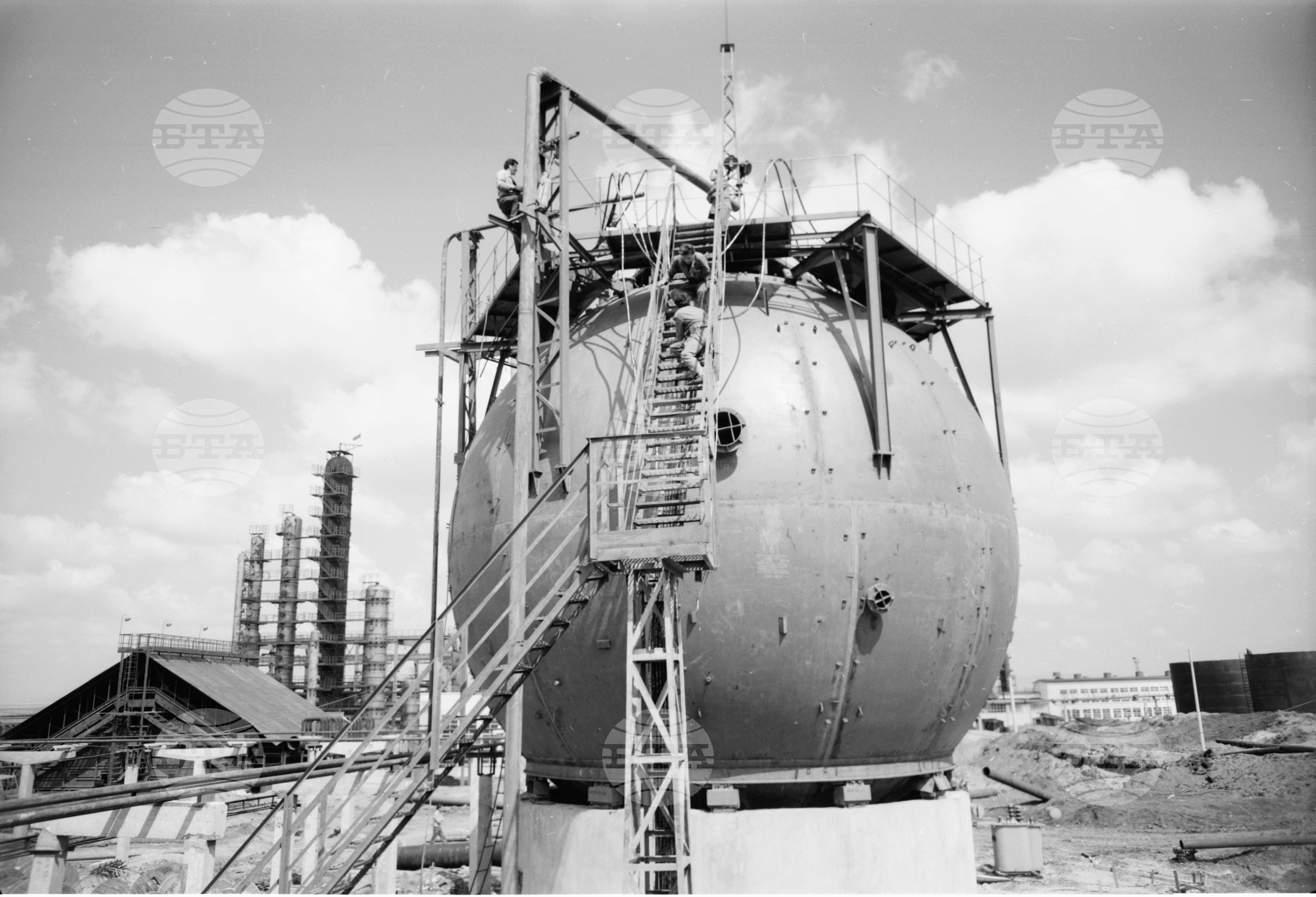 Нефтопреработвателен завод край Бургас - част 2