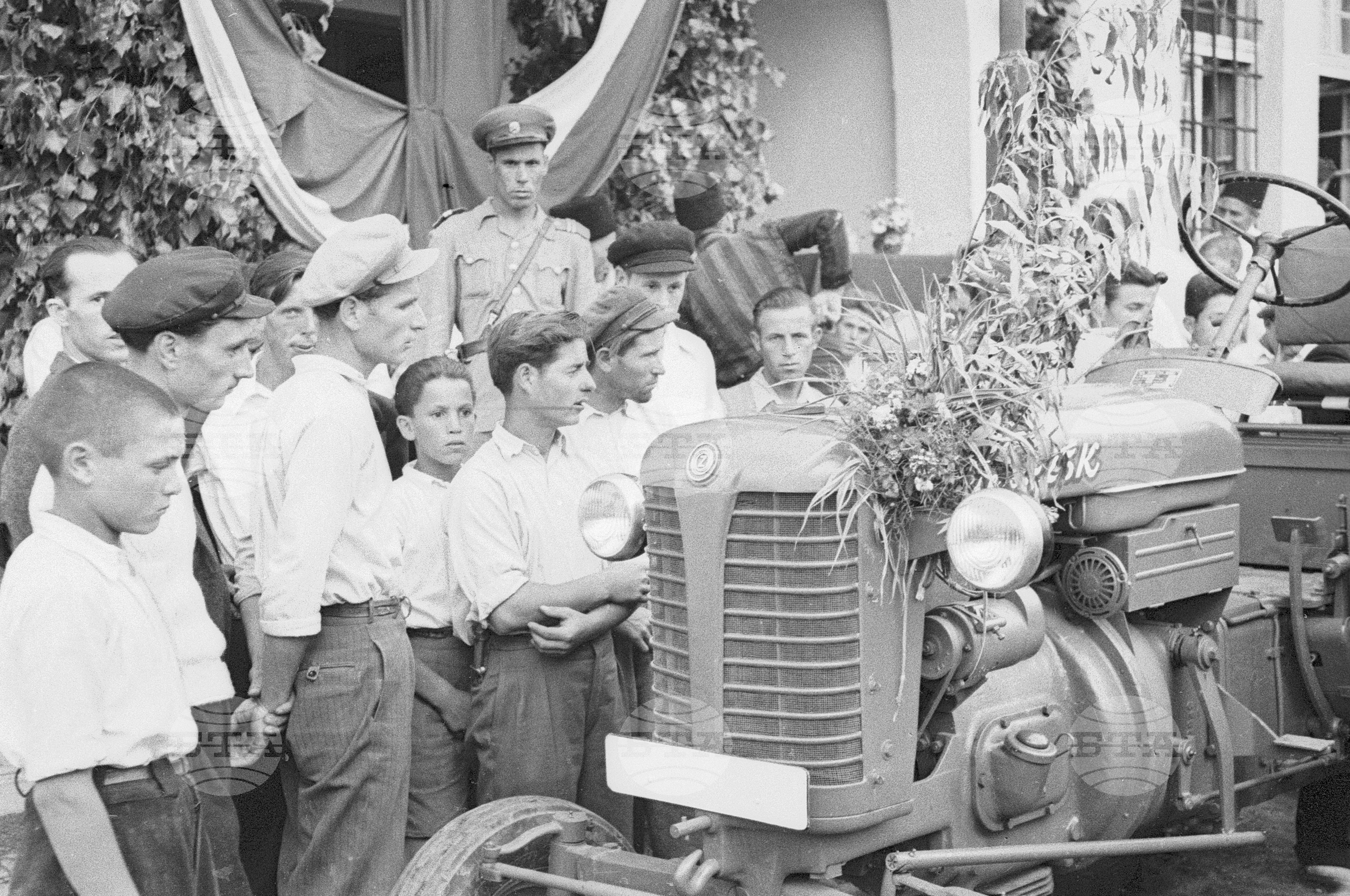 Подаряване на трактори в Поповица, 1951