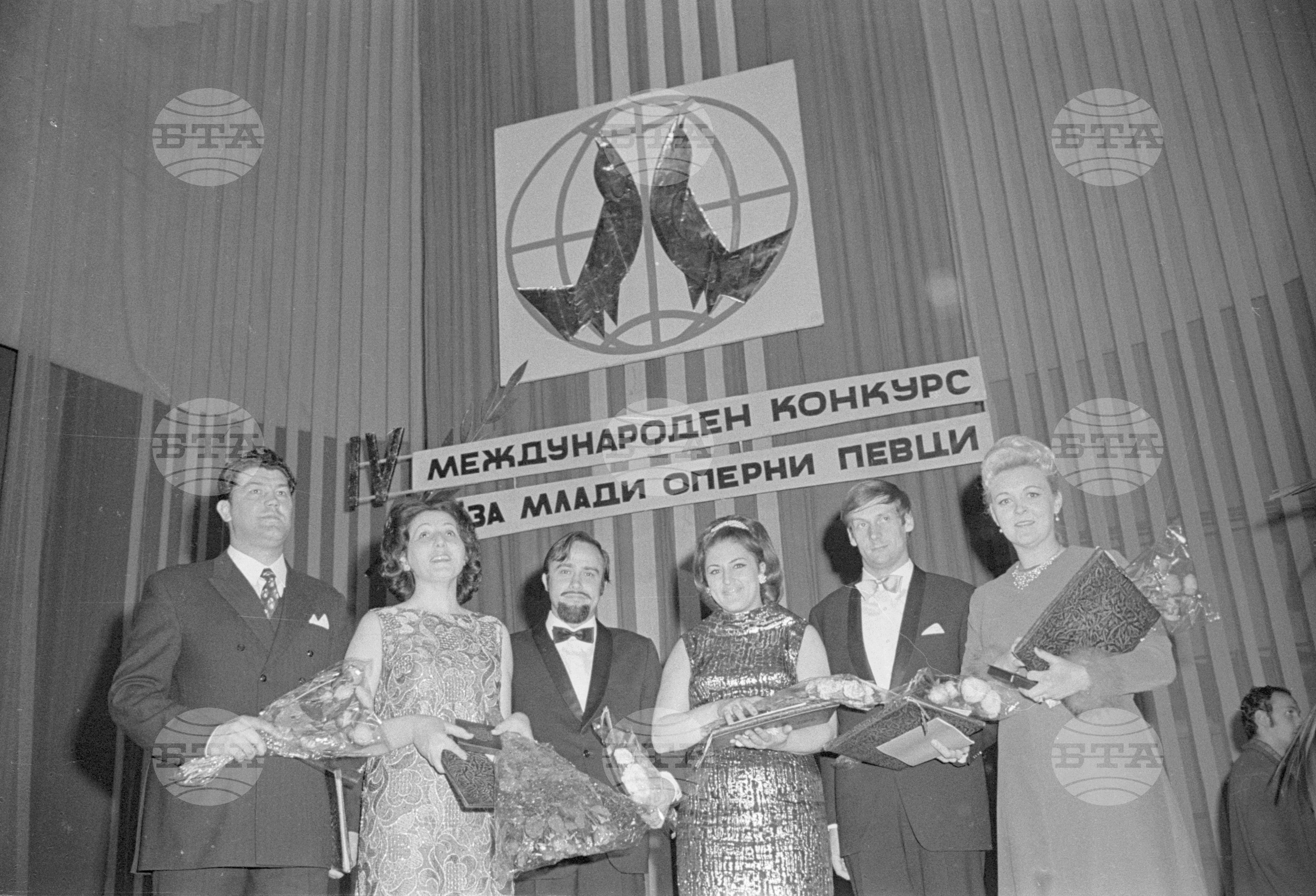 Награждаване на лауреатите на IV Международен конкурс за млади оперни певци. Обща снимка на шестимата наградени. Тържествен концерт на лауреатите от конкурса