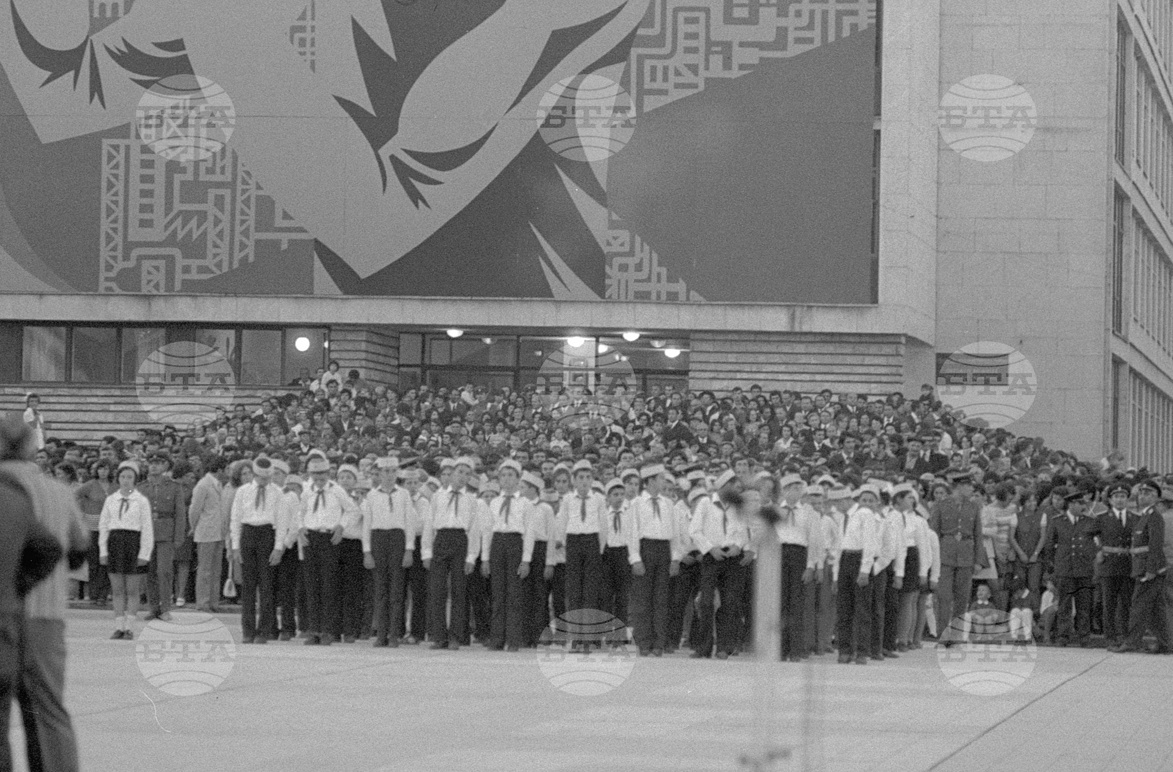 Щафета "Септемврийци" пристигна в Михайловград (днес Монтана)