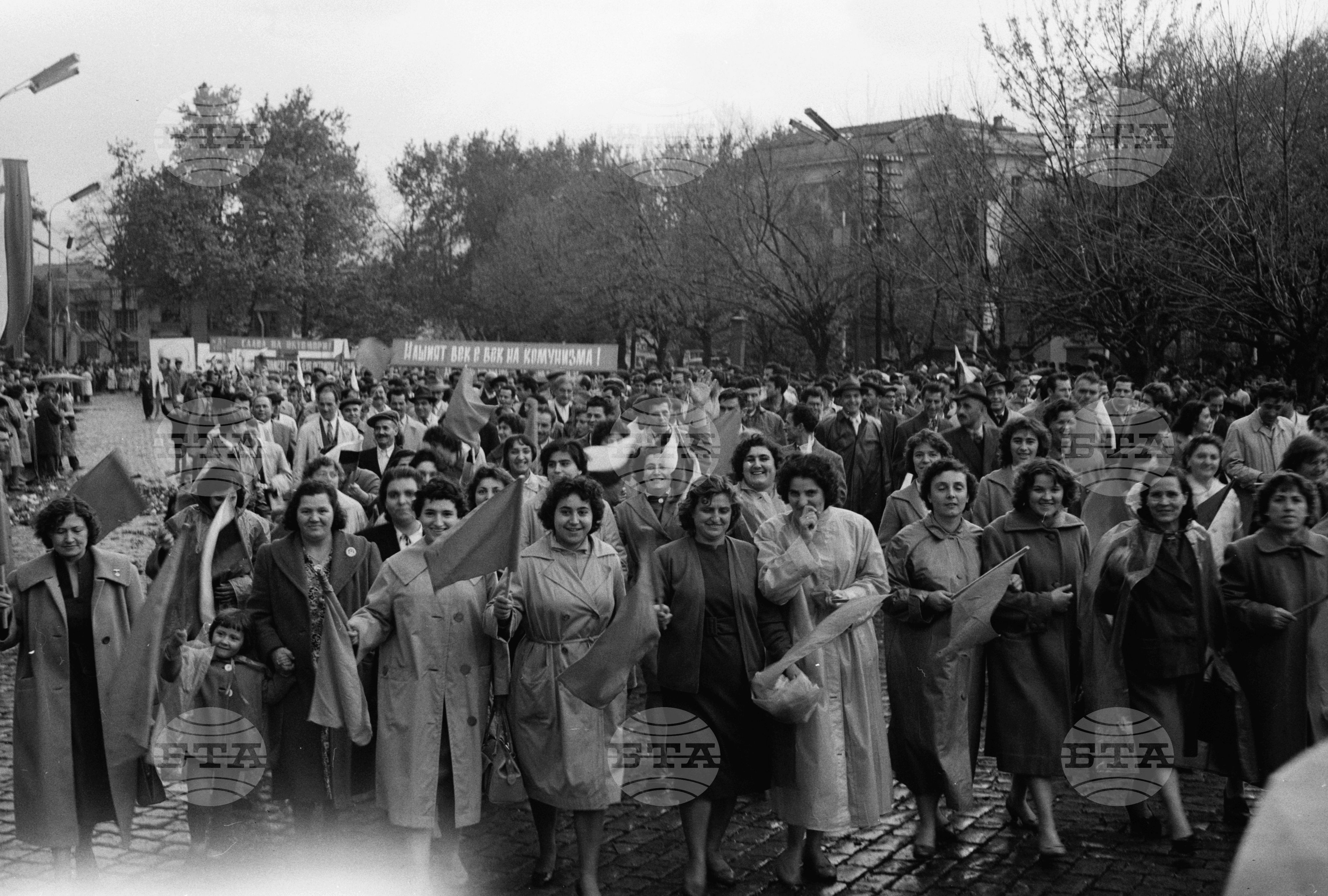 Възторжена манифестация на трудещите се от град Пловдив по случай 44-годишнината на Великата октомврийска социалистическа революция част 2