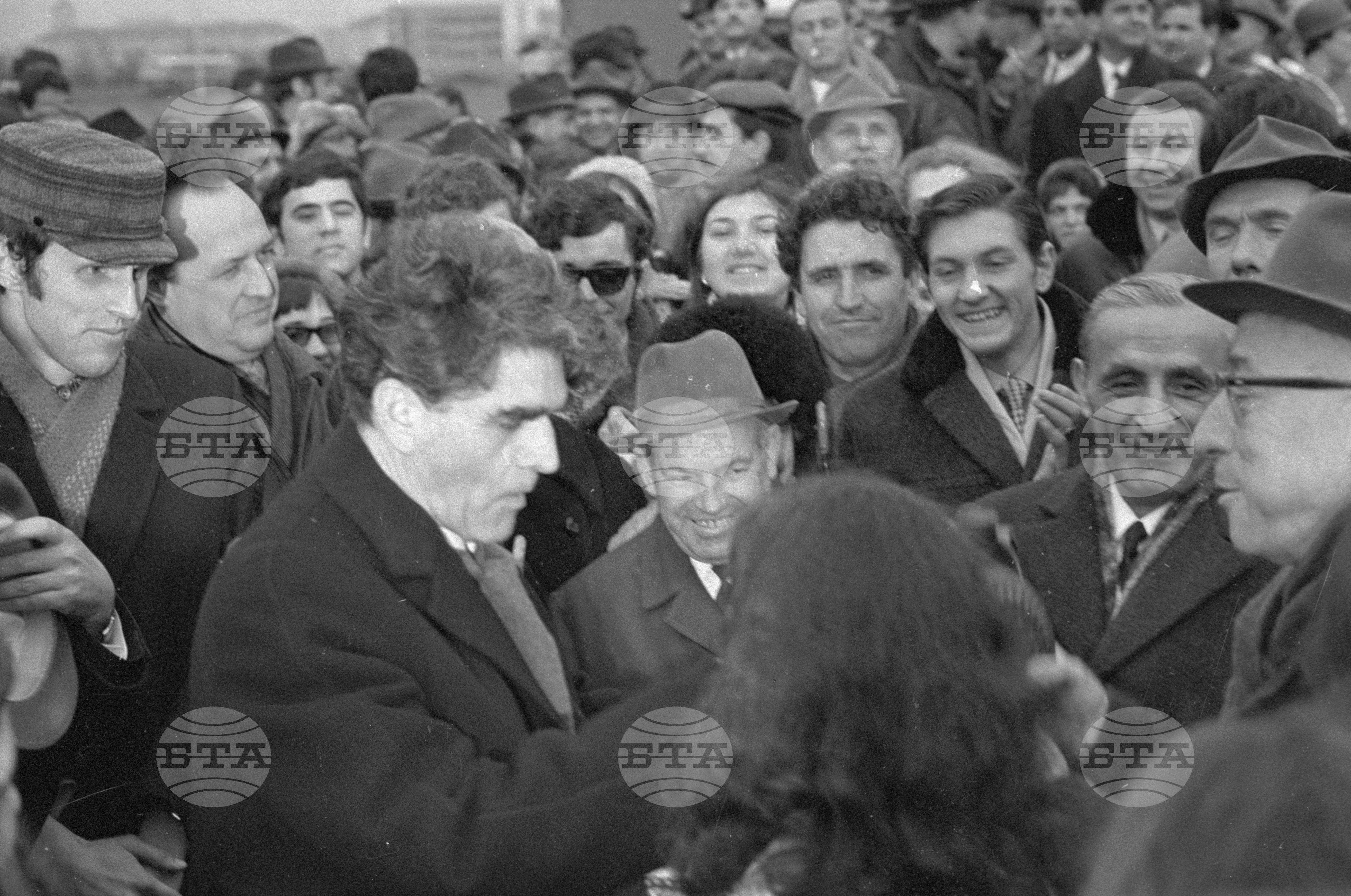Пеко Таков прави първа копка на Висш Икономически Институт "Карл Маркс"