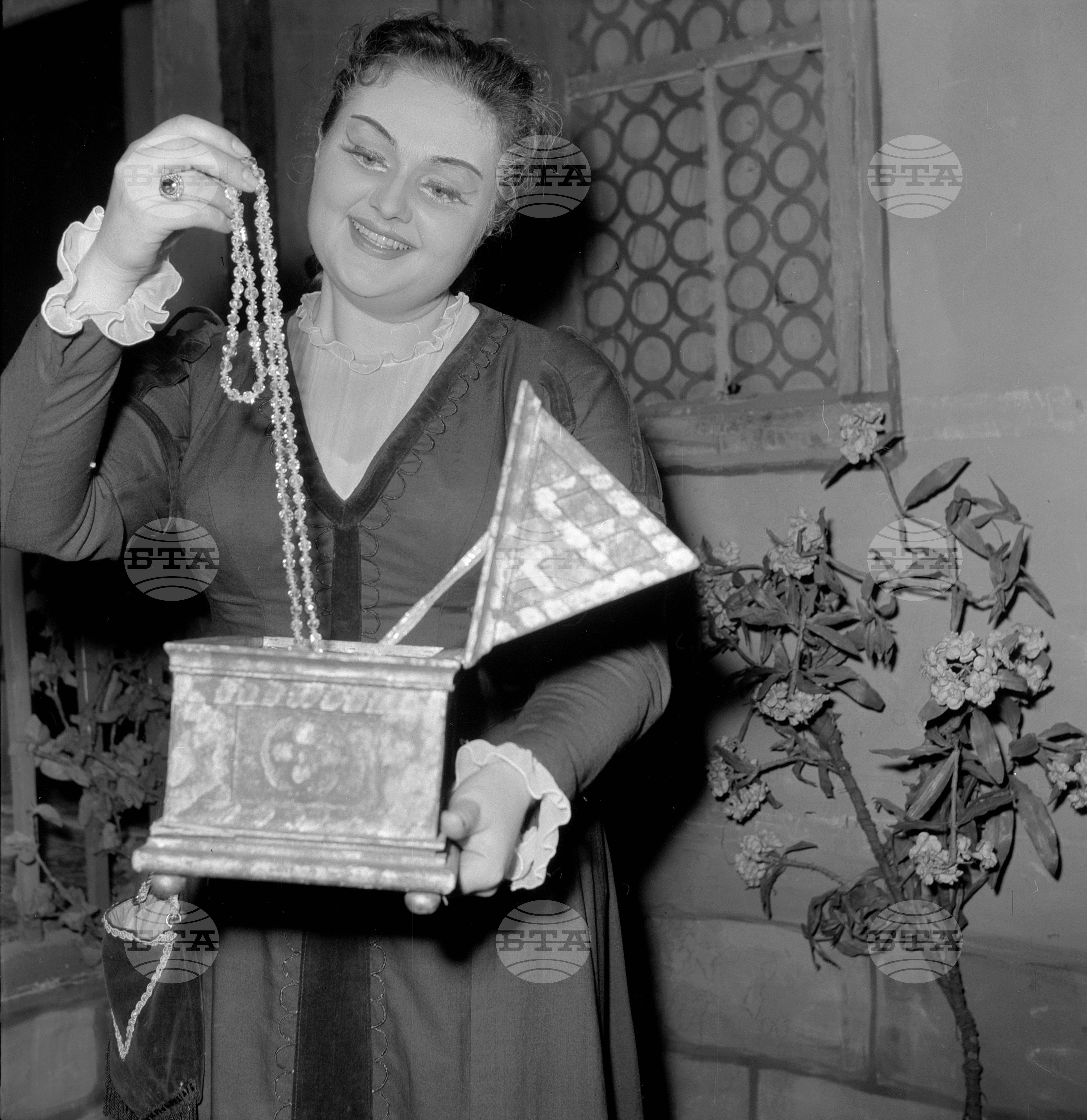 Спектакли с участието на състезатели, допуснати до III етап на Втория международен конкурс за млади оперни певци Трубадур с участието на Милка Евтимова - Югославия и Стоян Попов - България