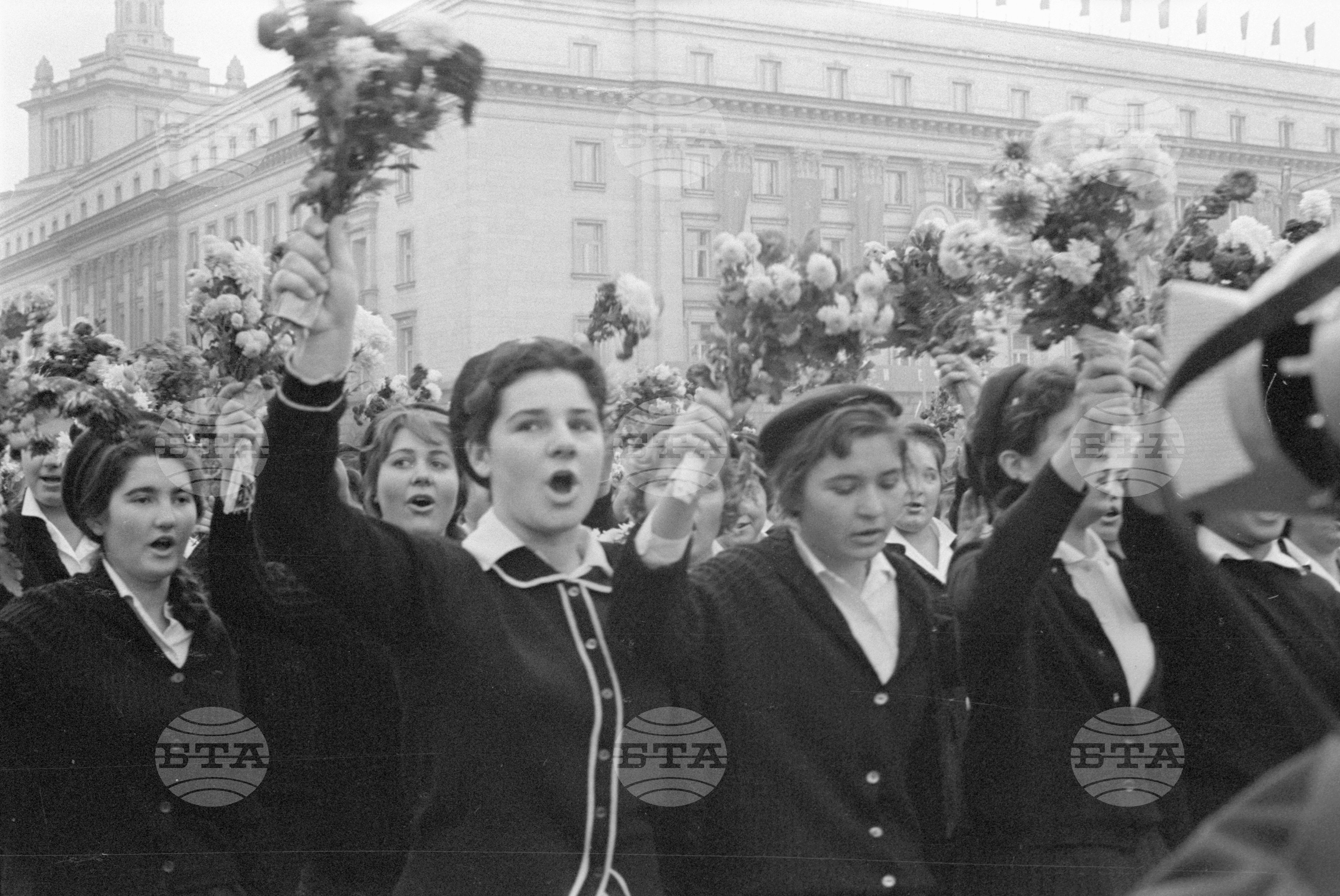 Манифестация на трудещите се в чест на Октомврийската революция в София