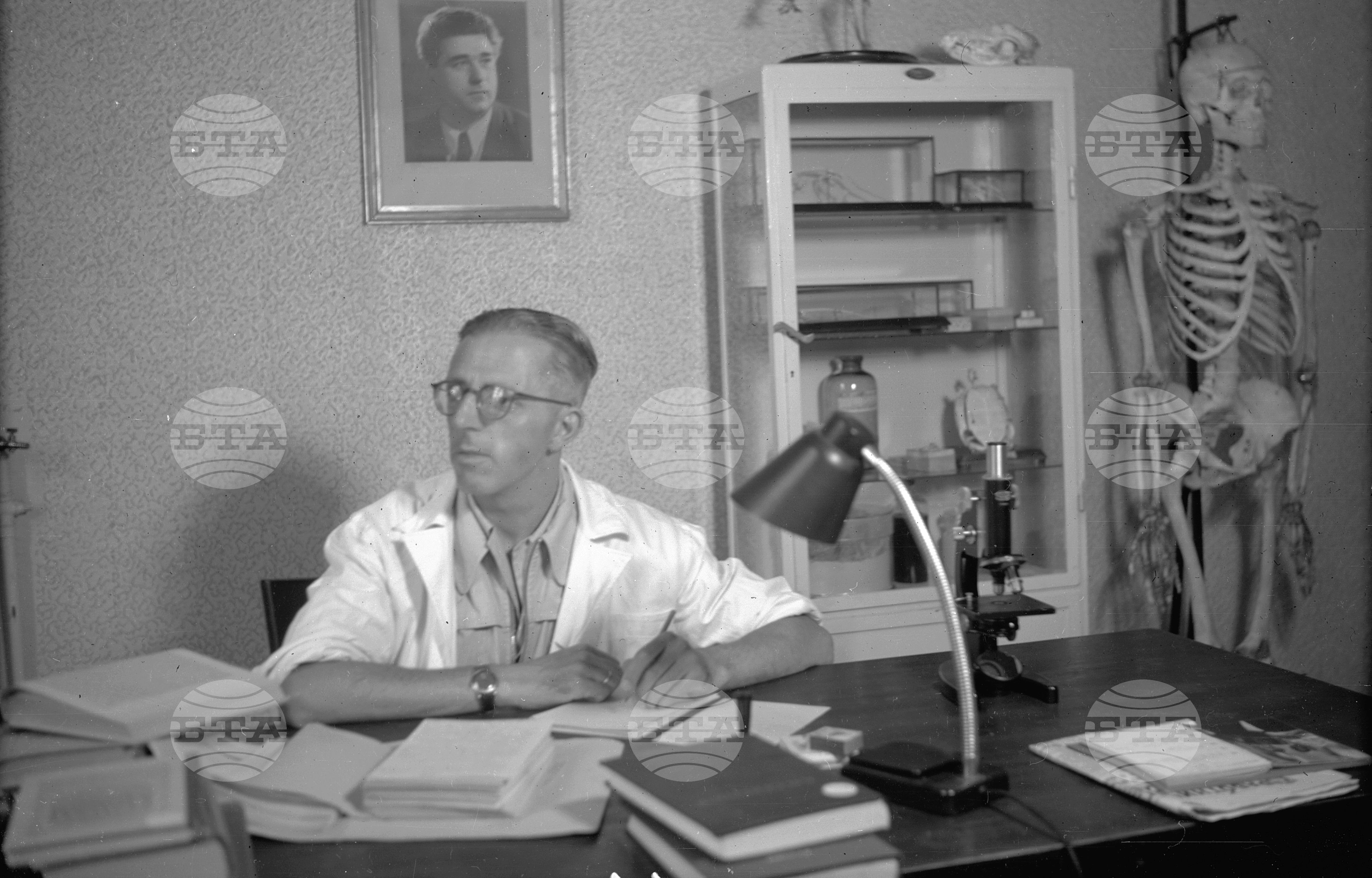 Писателят Димитър Димов в работния си кабинет на Ветеринарно медицинския факултет в София