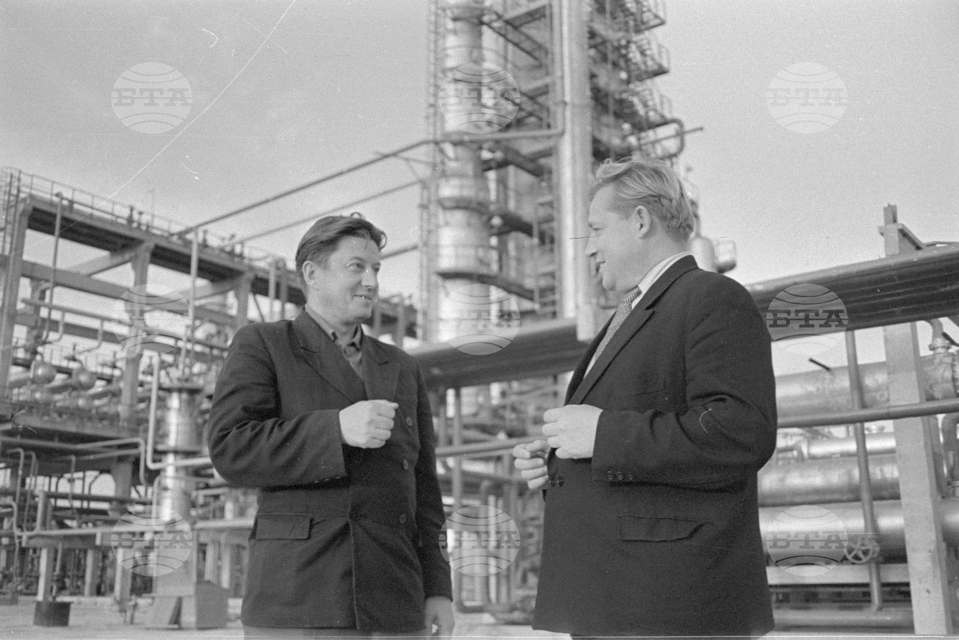 Влиза в пробна експлоатация ІІ-ра атмосферна инсталация на Нефтопреработвателния завод край Бургас